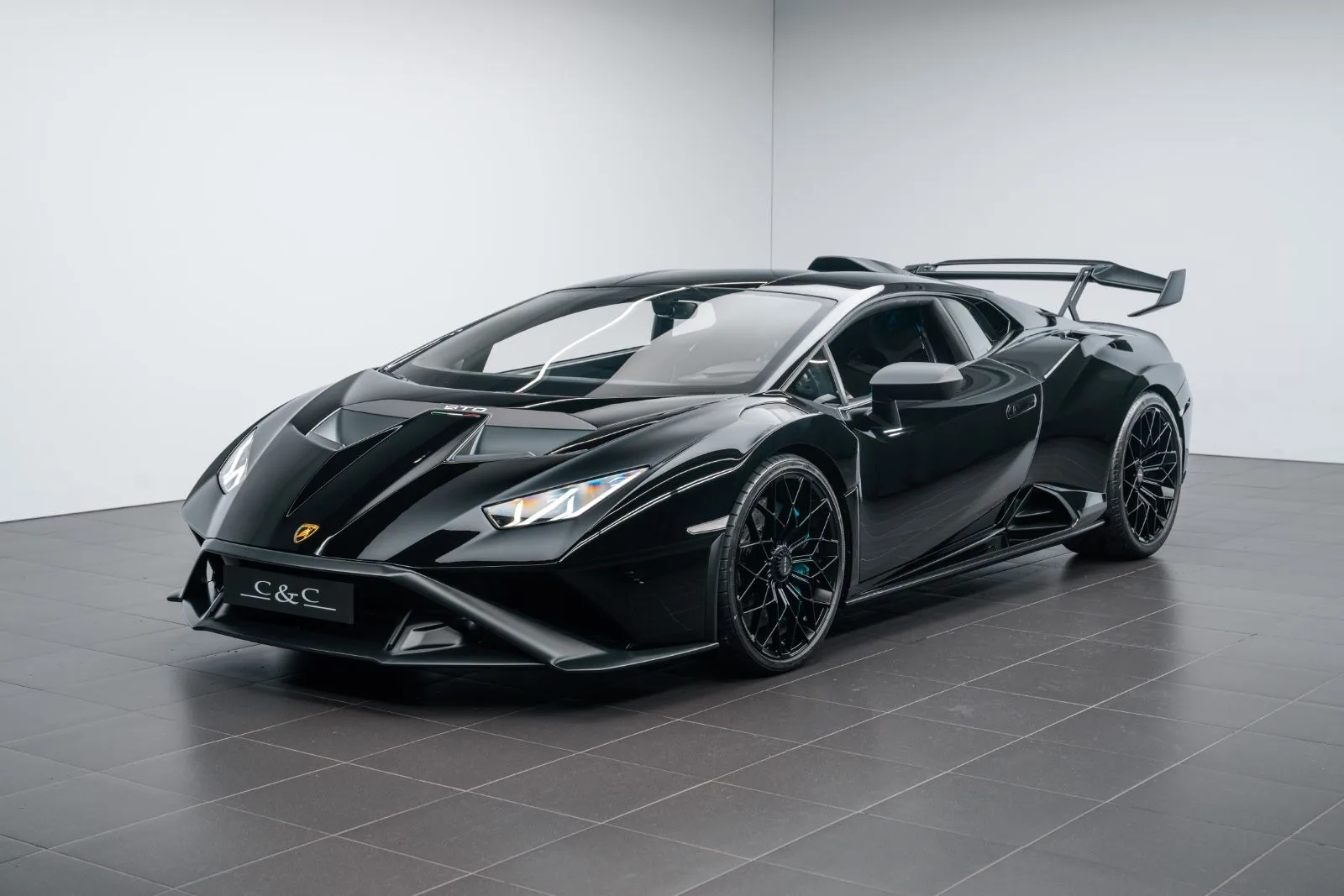 2024 Lamborghini Huracán STO angeboten von einem Supersportwagenhändler in Putzbrunn, Deutschland, Hauptfoto
