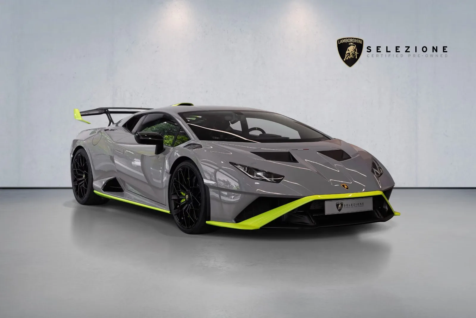 2024 Lamborghini Huracán STO angeboten von einem Fachhändler in München, Deutschland, Hauptfoto