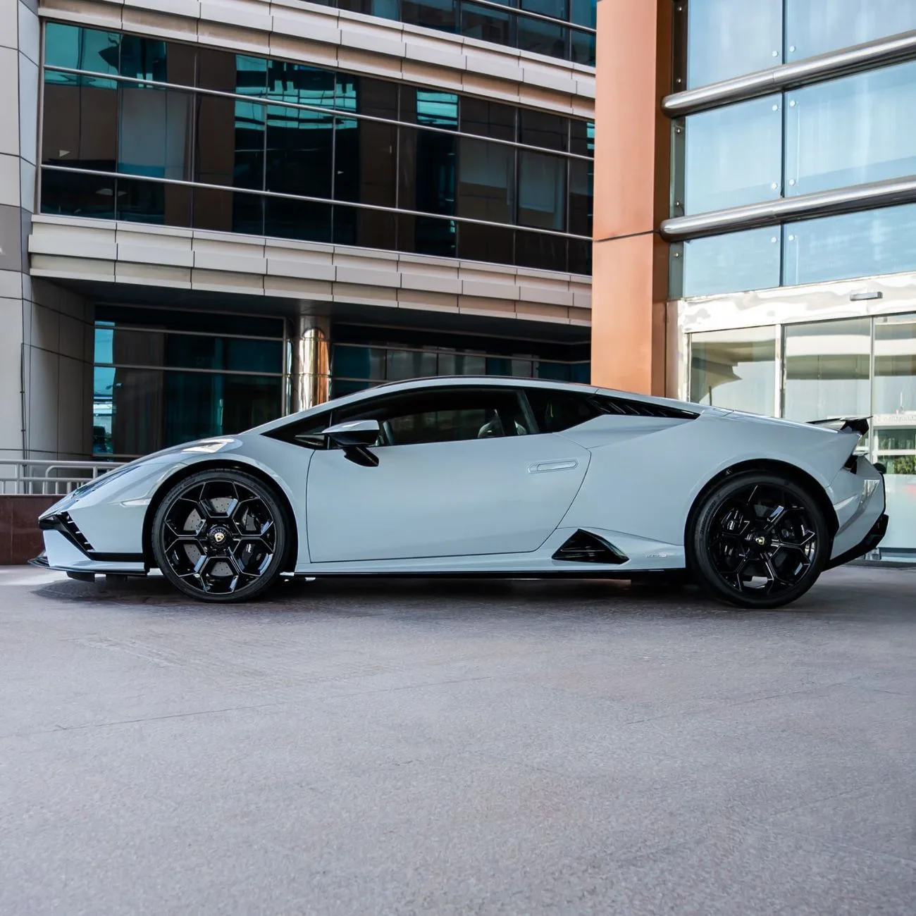 2024 Lamborghini Huracán Tecnica proposée par un concessionnaire spécialisé à Dubai, Émirats arabes unis, photo 2 sur 15