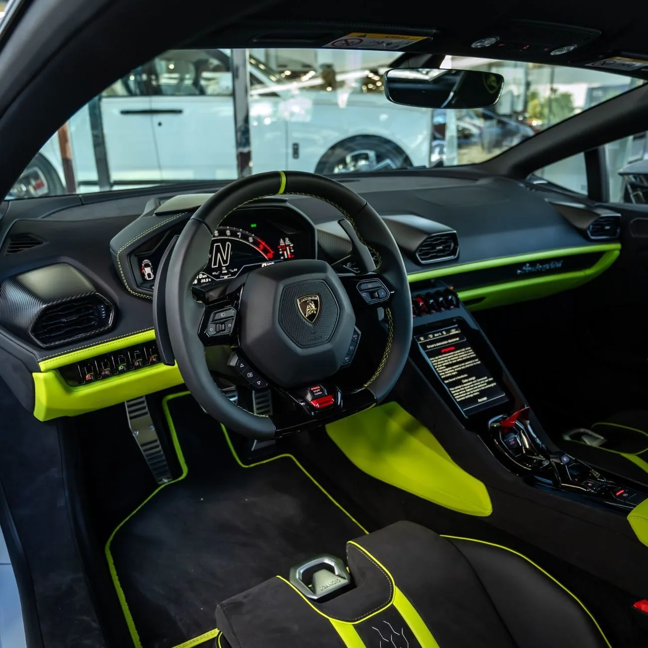 2024 Lamborghini Huracán Tecnica proposée par un concessionnaire spécialisé à Dubai, Émirats arabes unis, photo 9 sur 15