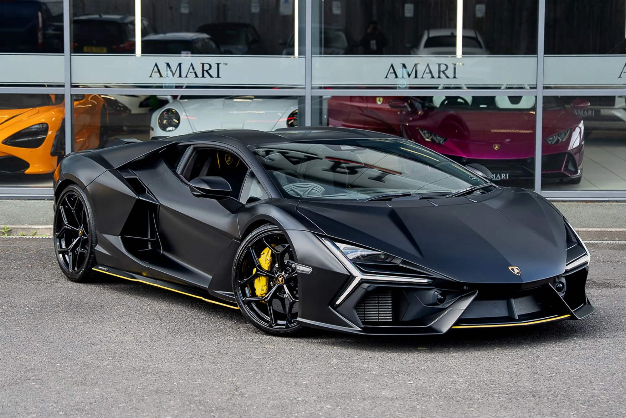 2024 Lamborghini Revuelto proposée par un spécialiste de la supercar à Preston, Royaume-Uni, photo principale