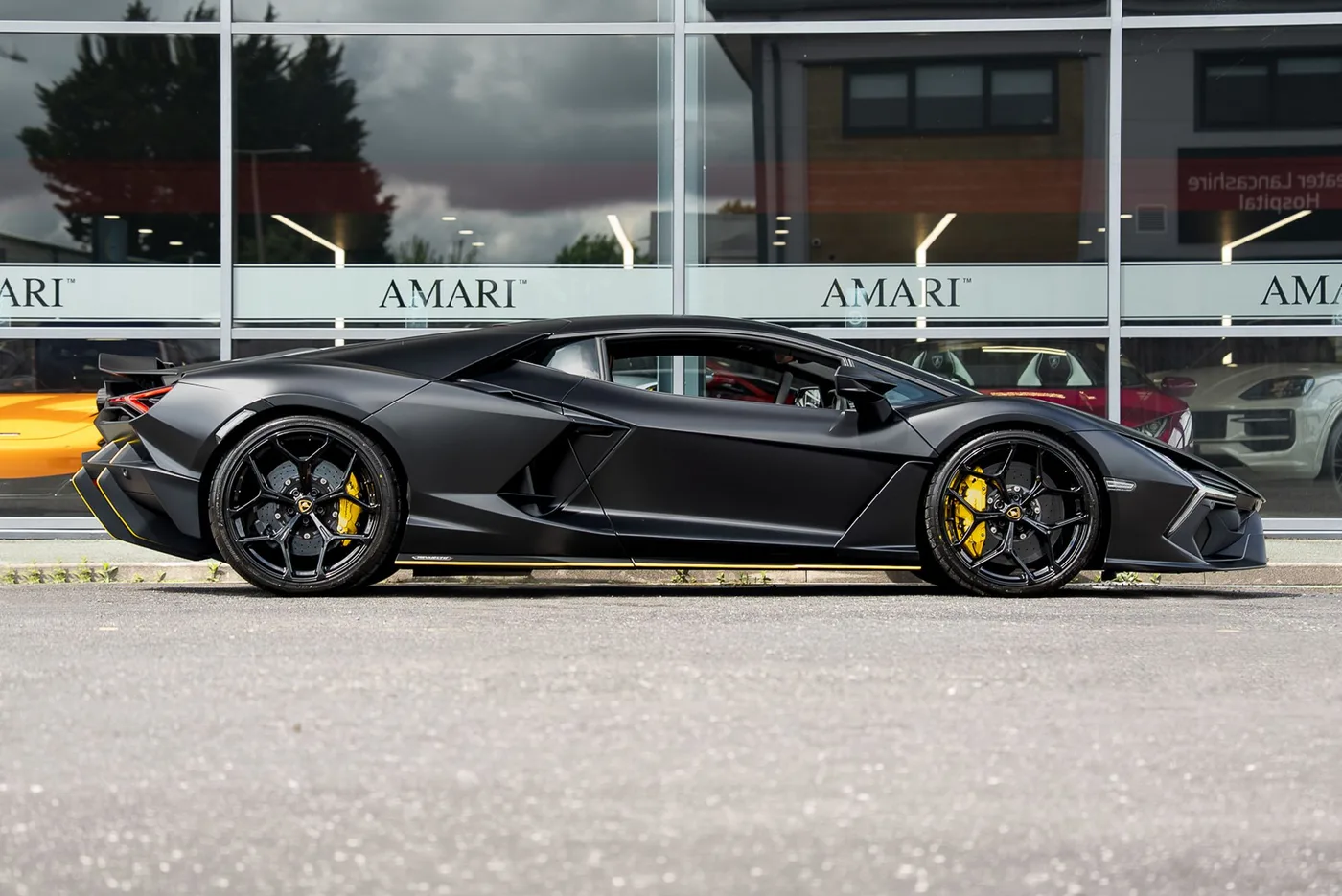 2024 Lamborghini Revuelto proposée par un spécialiste de la supercar à Preston, Royaume-Uni, photo 3 sur 25