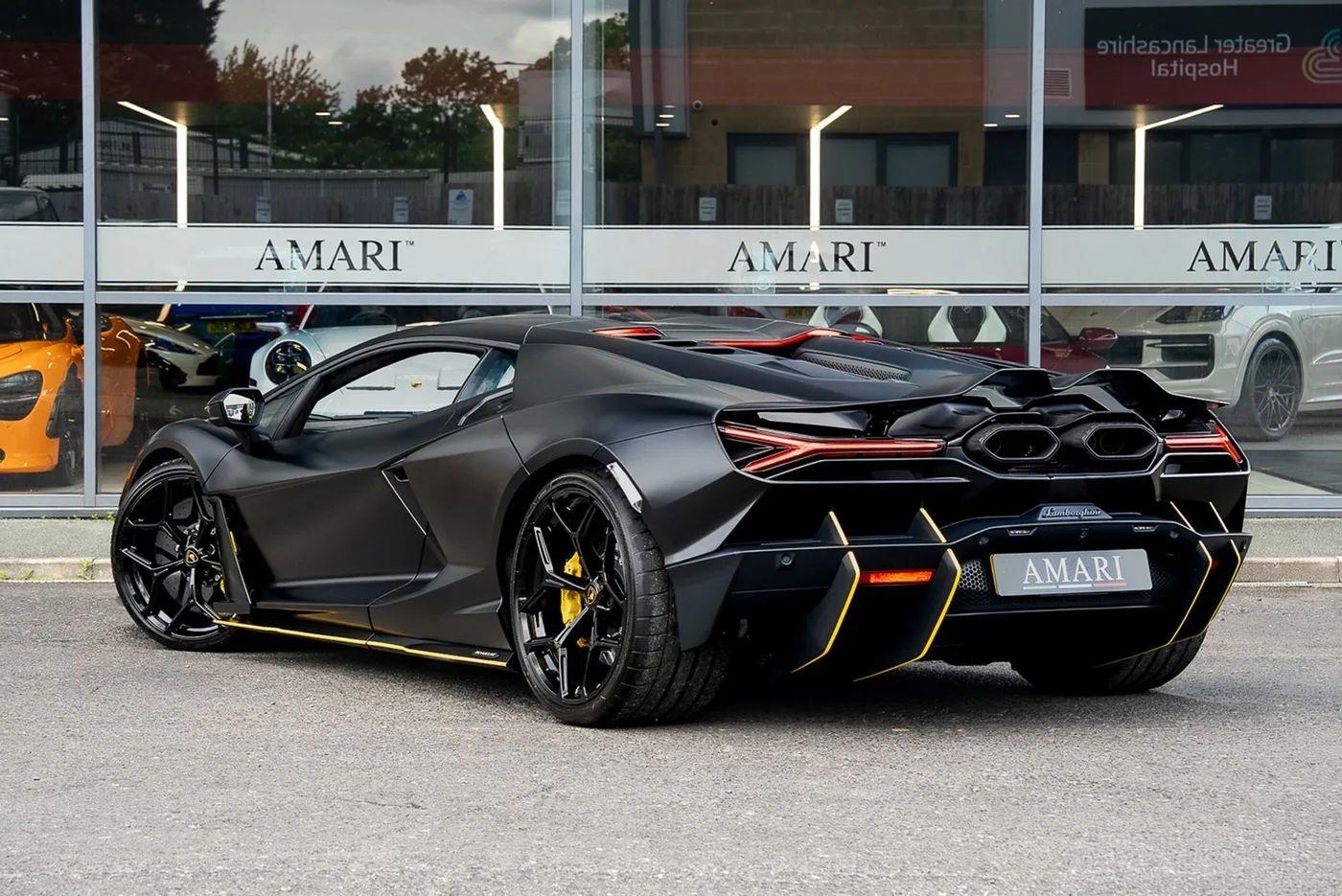 2024 Lamborghini Revuelto proposée par un spécialiste de la supercar à Preston, Royaume-Uni, photo 4 sur 25