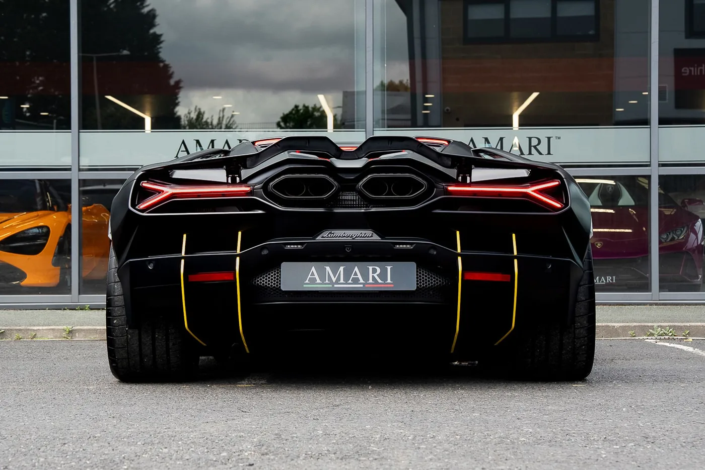 2024 Lamborghini Revuelto proposée par un spécialiste de la supercar à Preston, Royaume-Uni, photo 8 sur 25