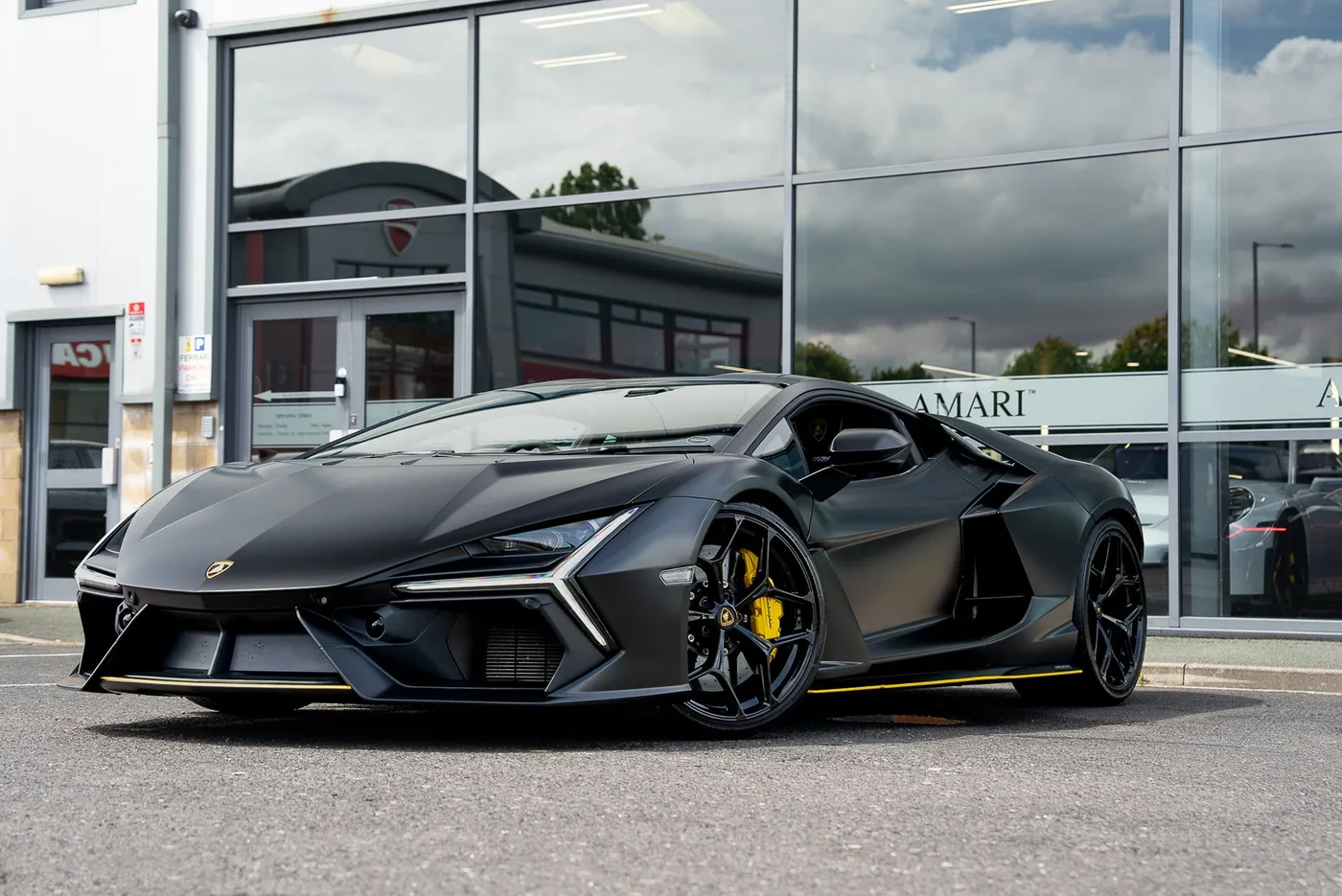 2024 Lamborghini Revuelto proposée par un spécialiste de la supercar à Preston, Royaume-Uni, photo 11 sur 25