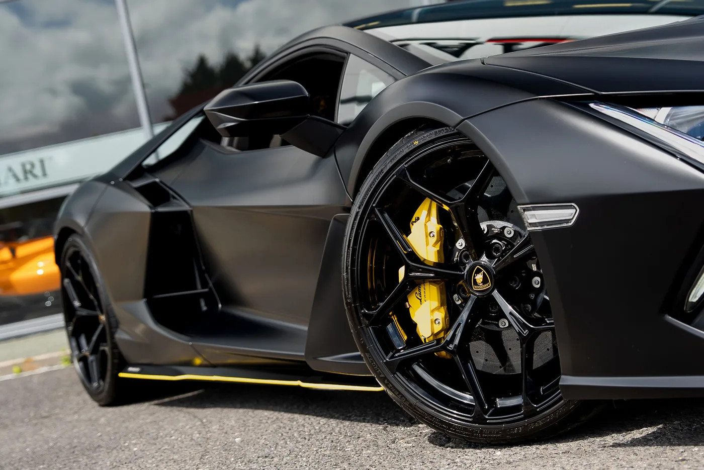 2024 Lamborghini Revuelto proposée par un spécialiste de la supercar à Preston, Royaume-Uni, photo 14 sur 25