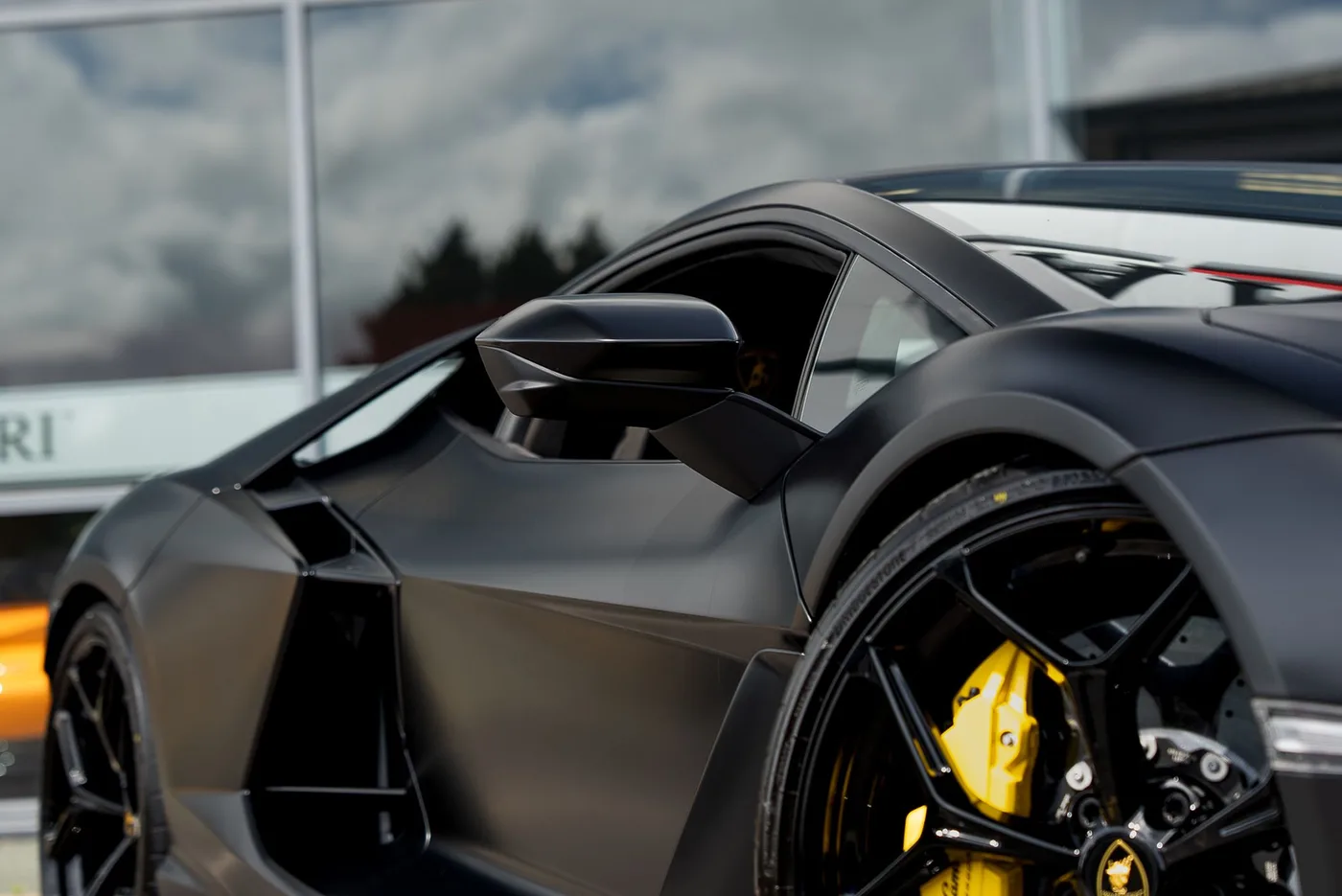 2024 Lamborghini Revuelto proposée par un spécialiste de la supercar à Preston, Royaume-Uni, photo 17 sur 25