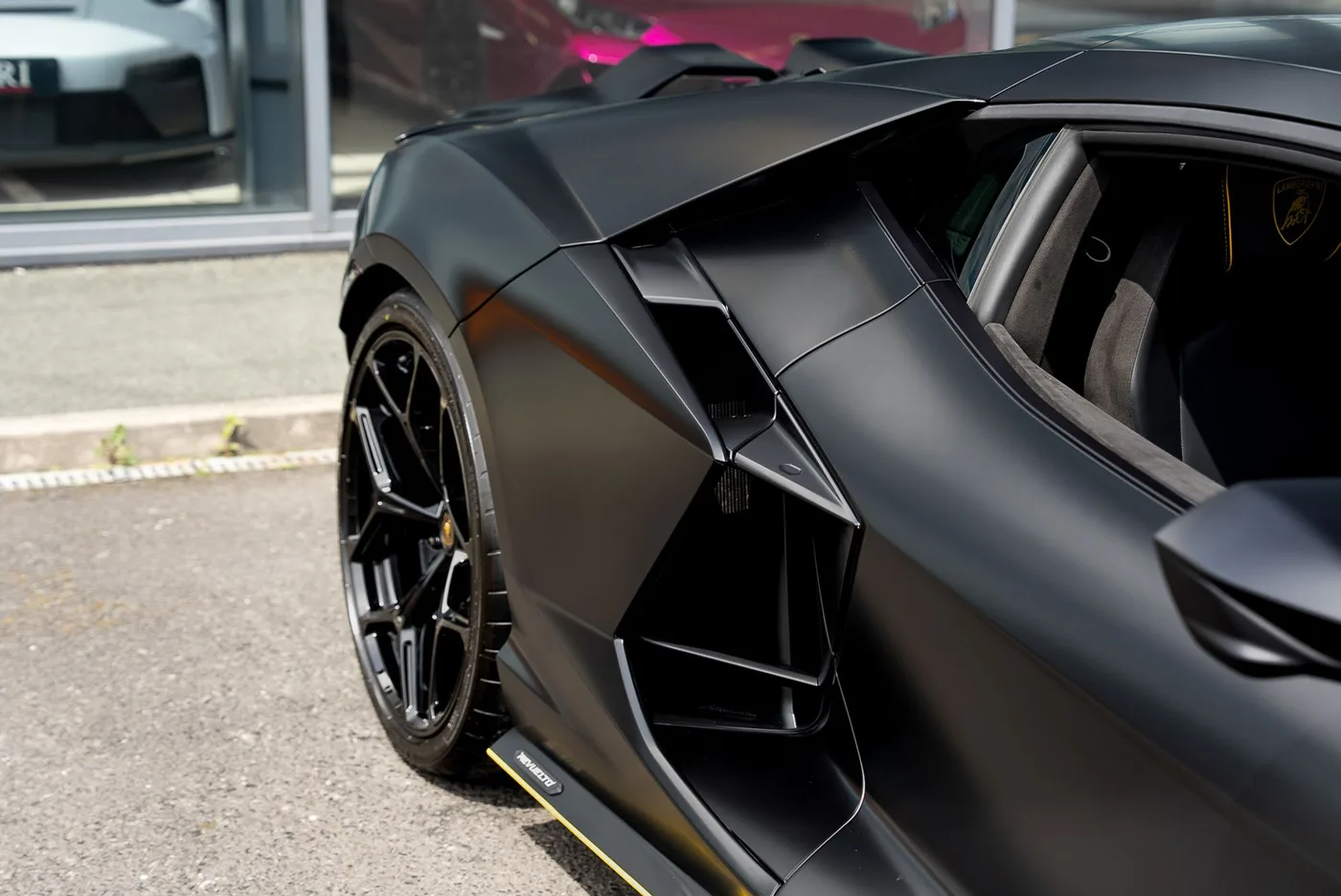 2024 Lamborghini Revuelto proposée par un spécialiste de la supercar à Preston, Royaume-Uni, photo 20 sur 25