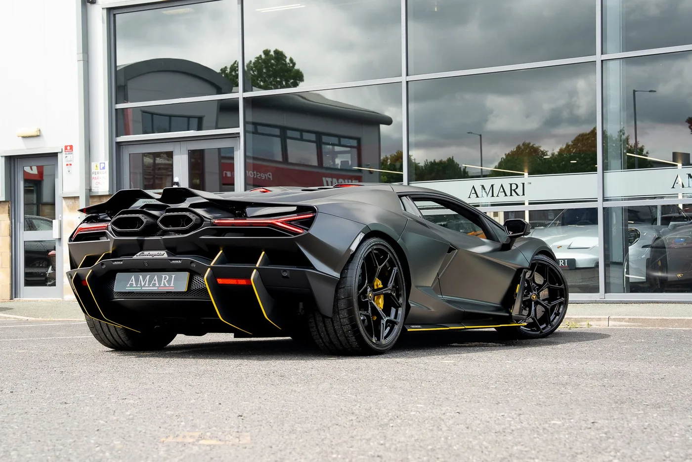 2024 Lamborghini Revuelto proposée par un spécialiste de la supercar à Preston, Royaume-Uni, photo 21 sur 25