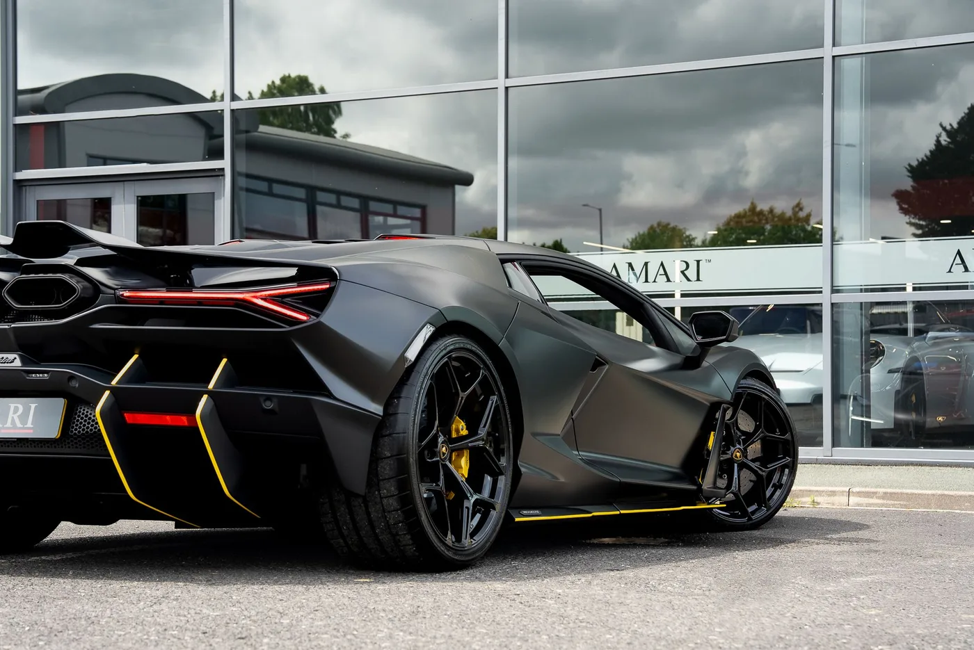 2024 Lamborghini Revuelto proposée par un spécialiste de la supercar à Preston, Royaume-Uni, photo 22 sur 25