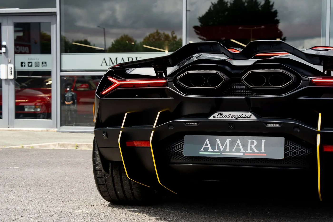2024 Lamborghini Revuelto proposée par un spécialiste de la supercar à Preston, Royaume-Uni, photo 24 sur 25