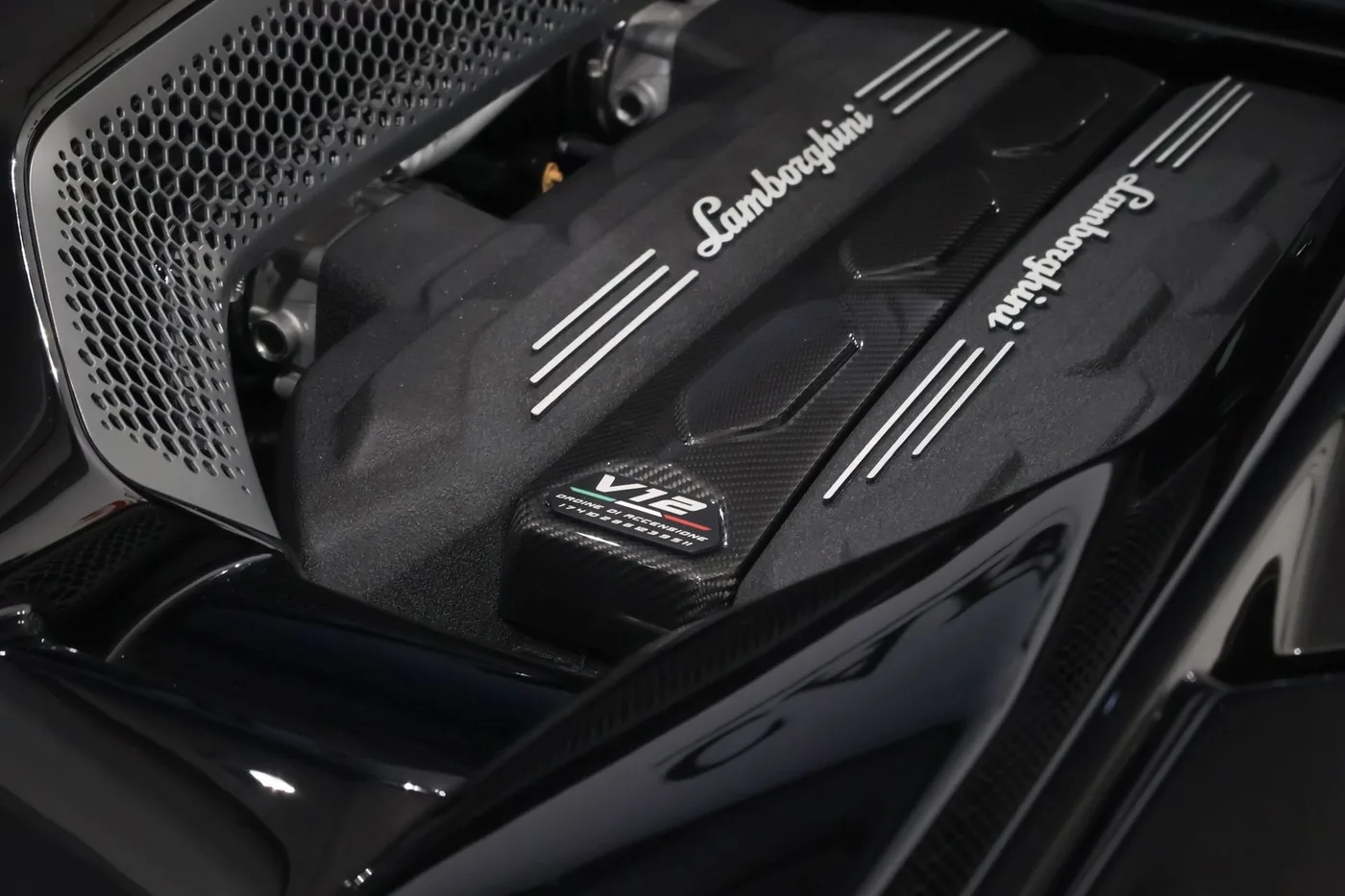 2024 Lamborghini Revuelto angeboten von einem Supersportwagenhändler in Zibido San Giacomo, Italien, Foto 12 von 25