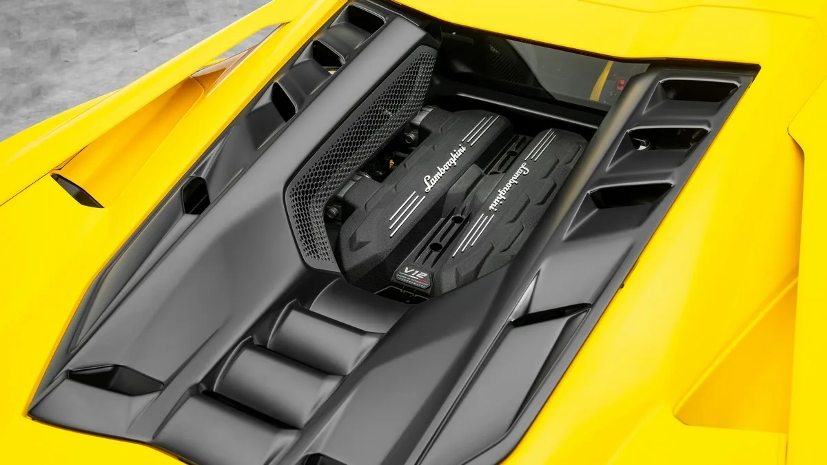 2024 Lamborghini Revuelto angeboten von einem Fachhändler in Dubai, Vereinigte Arabische Emirate, Foto 9 von 19