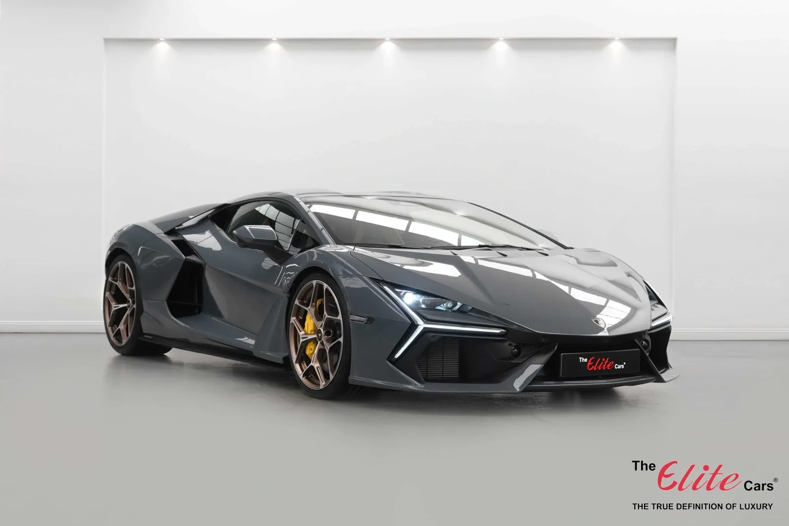 2024 Lamborghini Revuelto proposée par un concessionnaire spécialisé à Dubai, Émirats arabes unis, photo principale