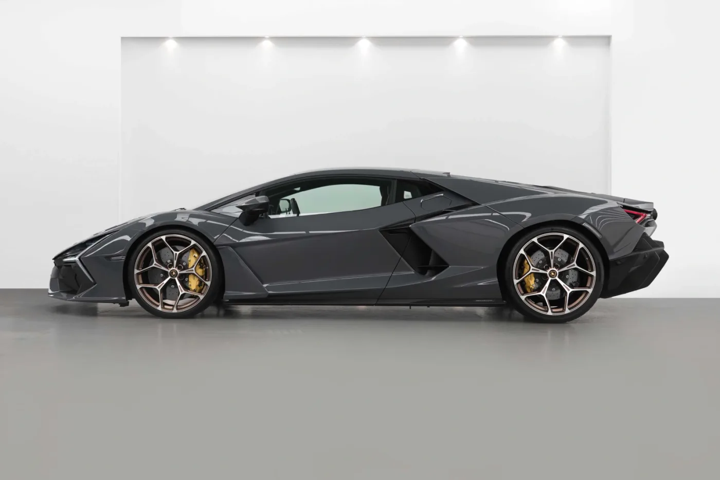 2024 Lamborghini Revuelto proposée par un concessionnaire spécialisé à Dubai, Émirats arabes unis, photo 3 sur 10