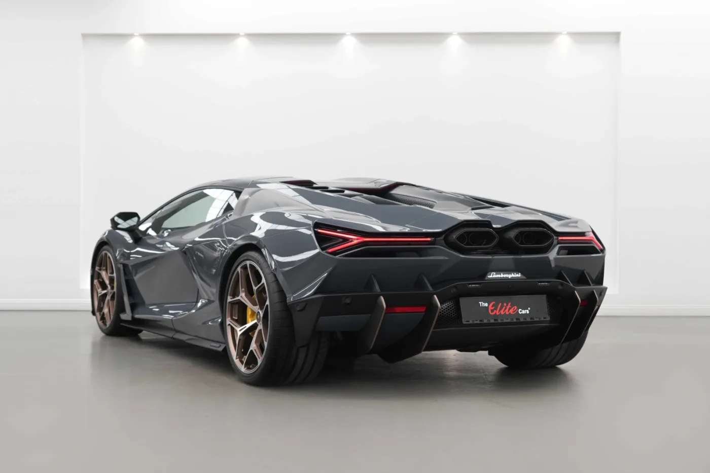 2024 Lamborghini Revuelto proposée par un concessionnaire spécialisé à Dubai, Émirats arabes unis, photo 6 sur 10