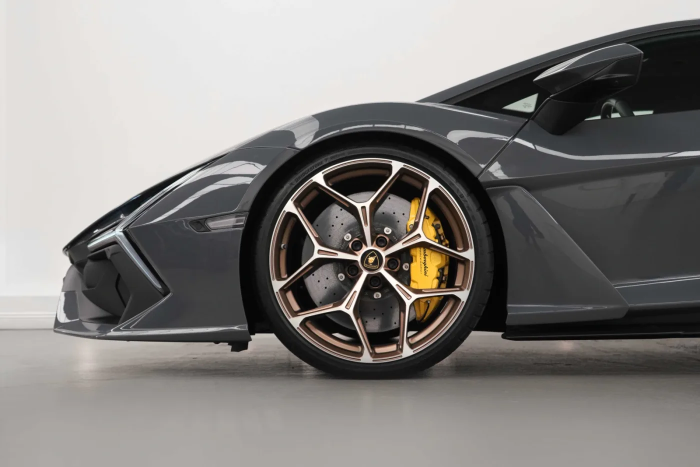 2024 Lamborghini Revuelto proposée par un concessionnaire spécialisé à Dubai, Émirats arabes unis, photo 7 sur 10