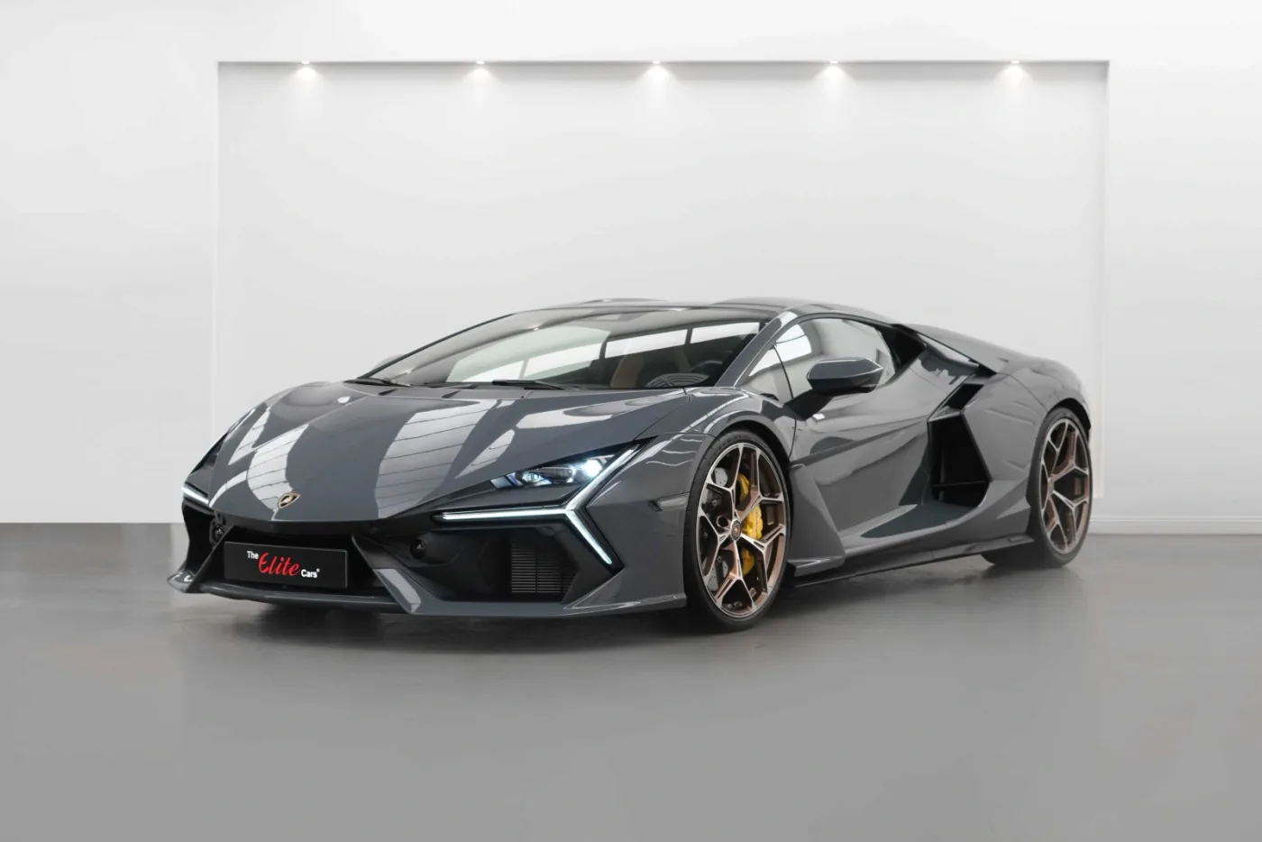 2024 Lamborghini Revuelto proposée par un concessionnaire spécialisé à Dubai, Émirats arabes unis, photo 8 sur 10