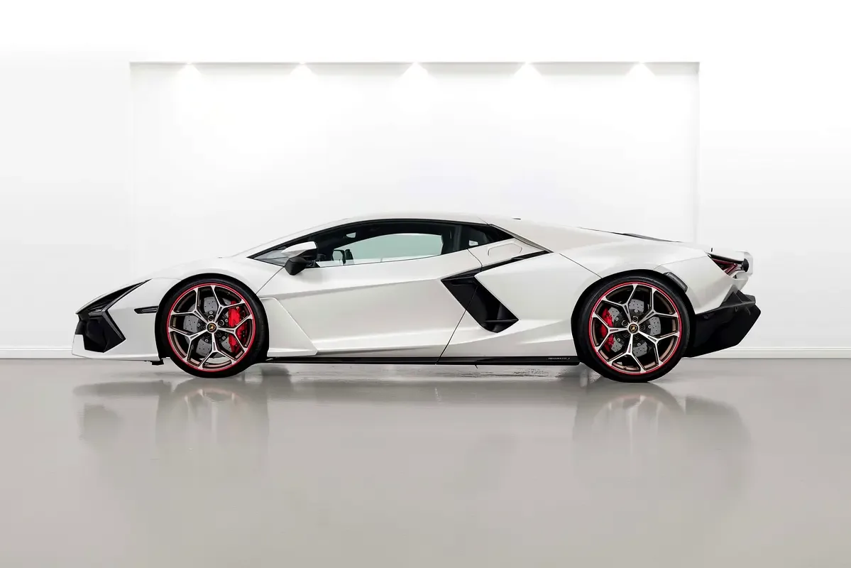 2024 Lamborghini Revuelto, 2/16