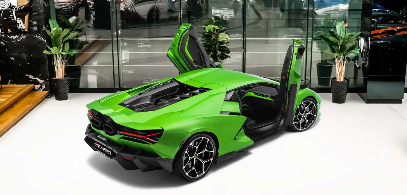 2024 Lamborghini Revuelto proposée par un concessionnaire spécialisé à Dubai, Émirats arabes unis, vue extérieure 2
