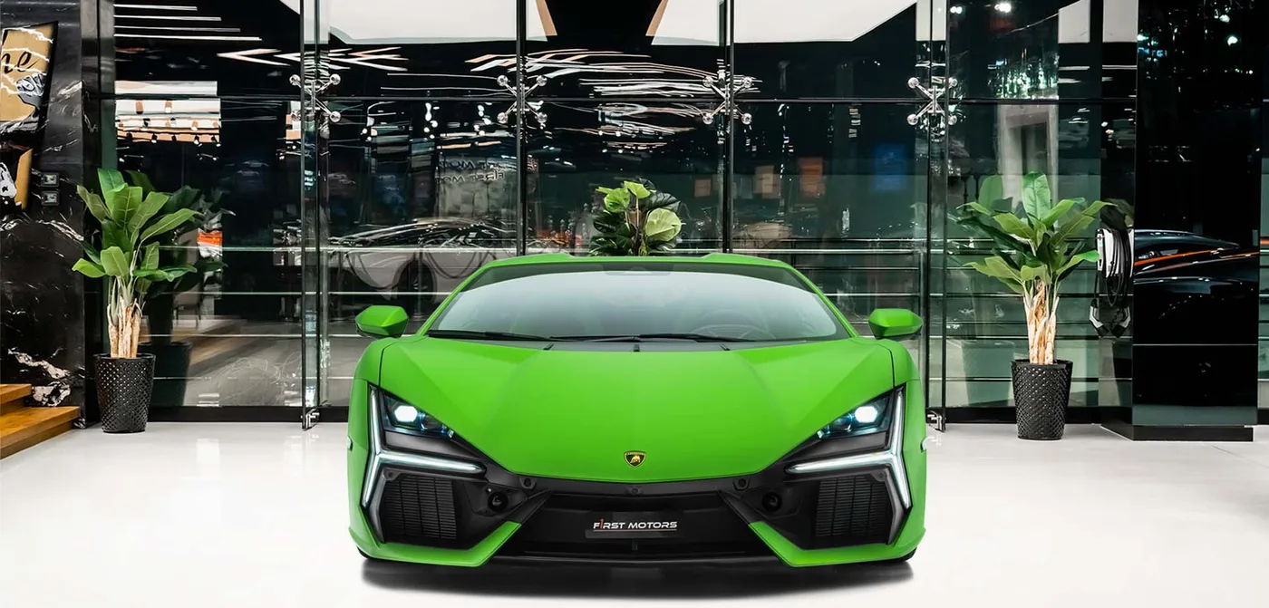 2024 Lamborghini Revuelto proposée par un concessionnaire spécialisé à Dubai, Émirats arabes unis, vue extérieure 3