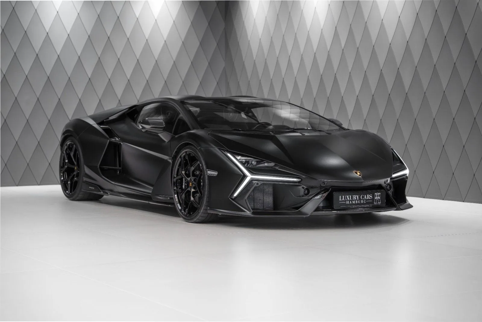 2024 Lamborghini Revuelto proposée par un spécialiste de la supercar à Schenefeld, Allemagne, photo principale