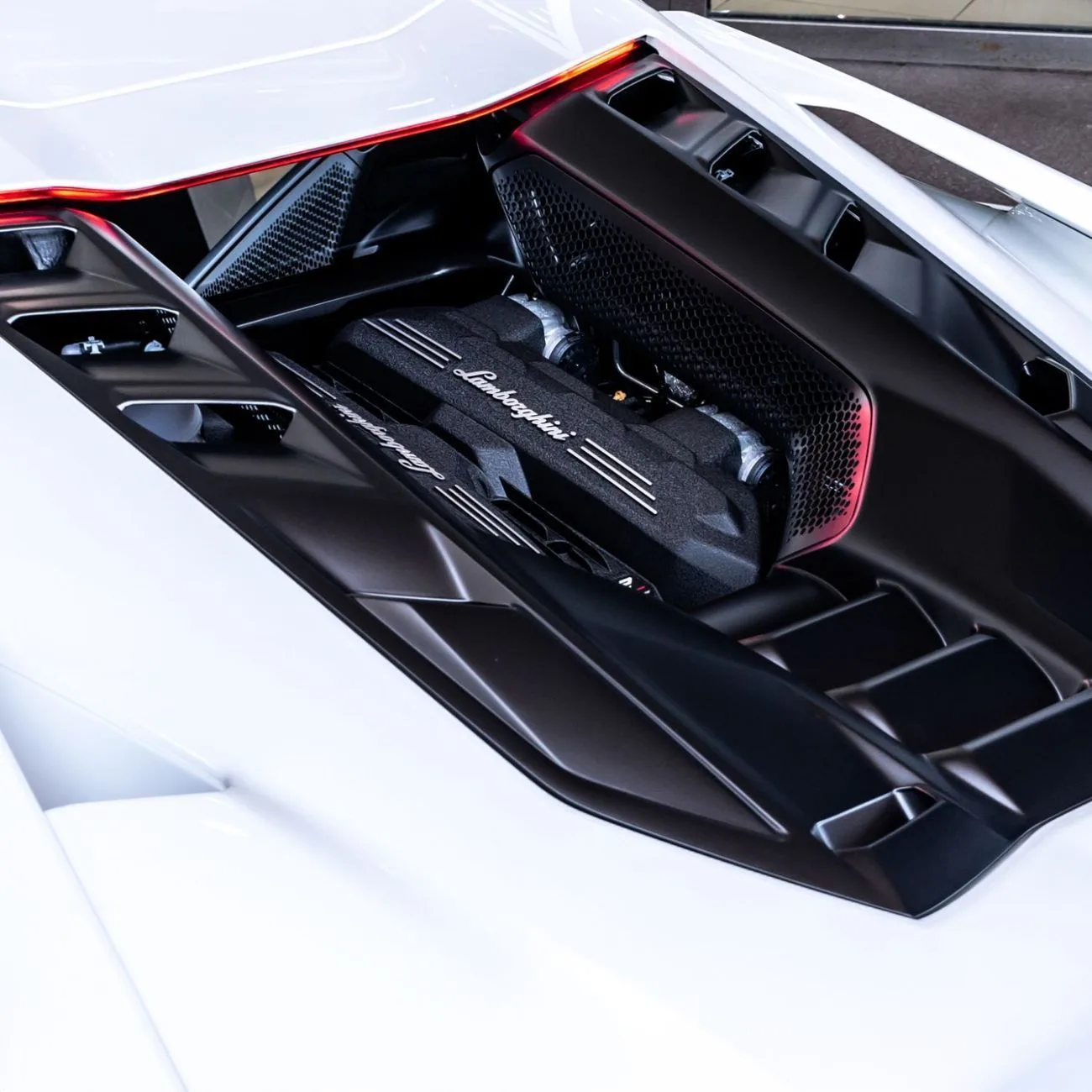 2024 Lamborghini Revuelto Sportiva proposée par un concessionnaire spécialisé à Dubai, Émirats arabes unis, photo 11 sur 24