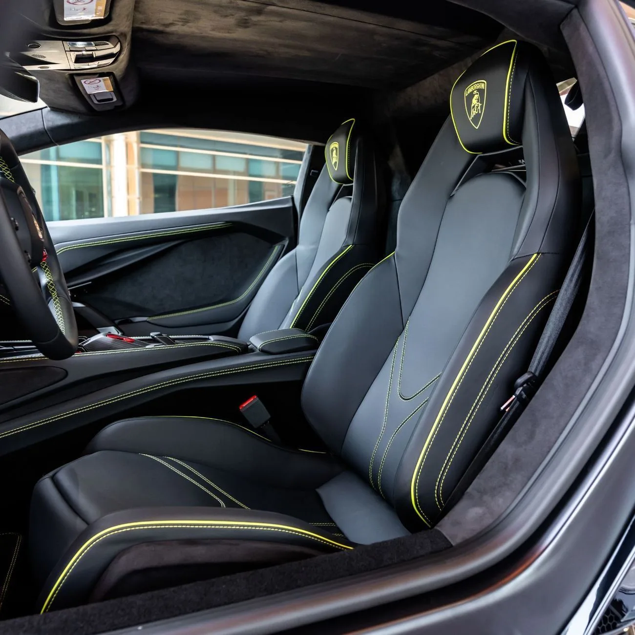 2024 Lamborghini Revuelto Sportiva proposée par un concessionnaire spécialisé à Dubai, Émirats arabes unis, photo 16 sur 24