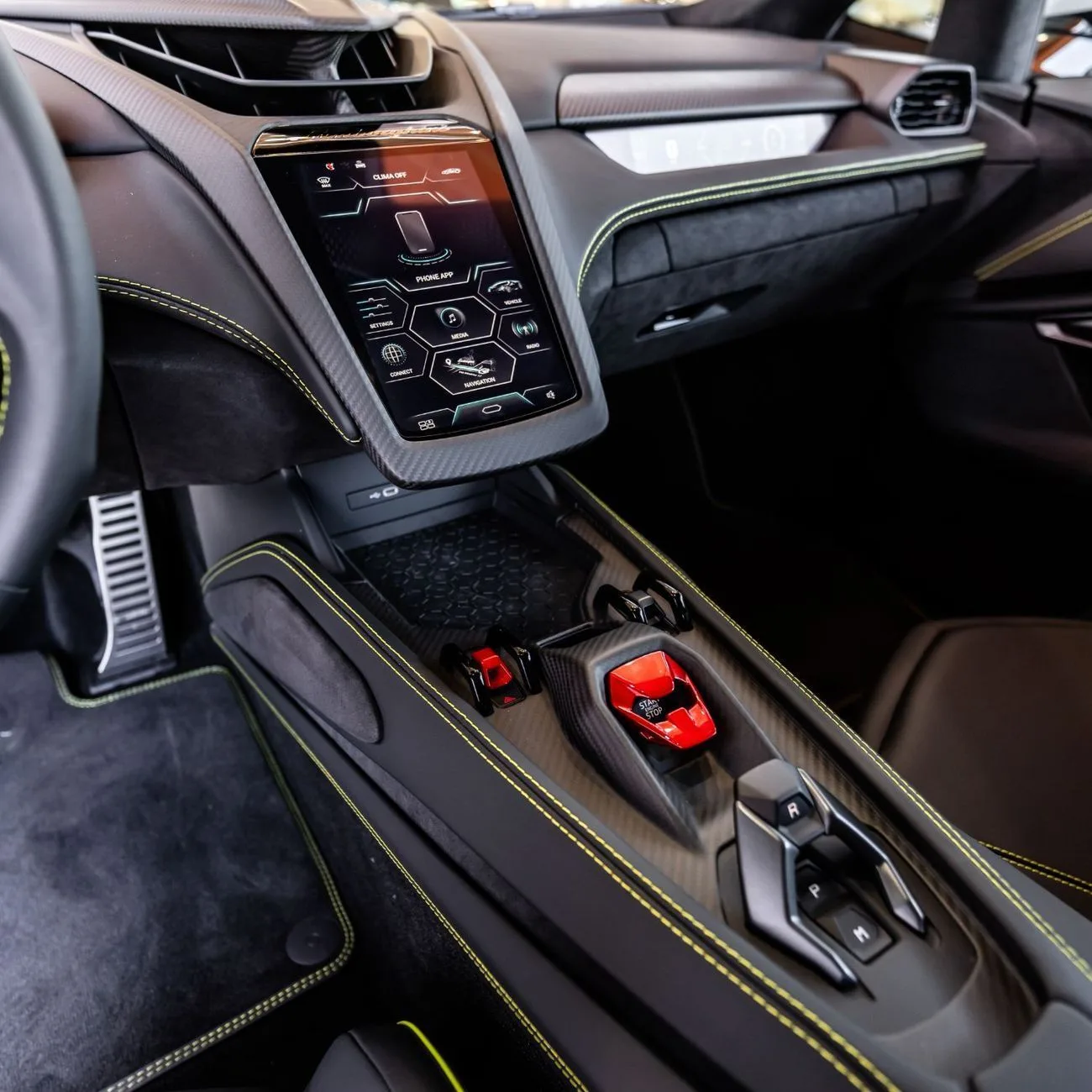 2024 Lamborghini Revuelto Sportiva proposée par un concessionnaire spécialisé à Dubai, Émirats arabes unis, photo 21 sur 24