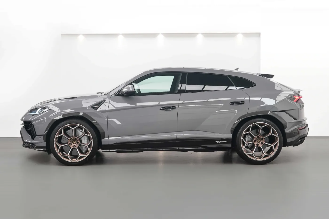 2024 Lamborghini Urus Performante offered by a specialist dealer in Dubai, United Arab Emirates, photo 3 of 10