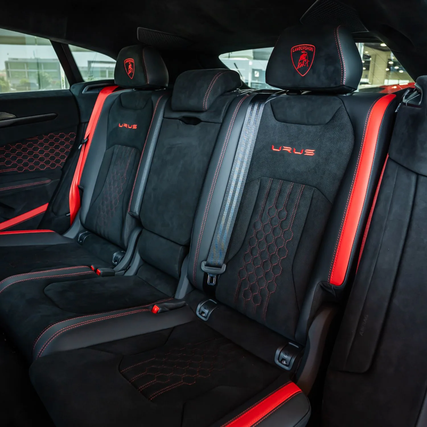2024 Lamborghini Urus Performante angeboten von einem Fachhändler in Dubai, Vereinigte Arabische Emirate, Foto 12 von 25