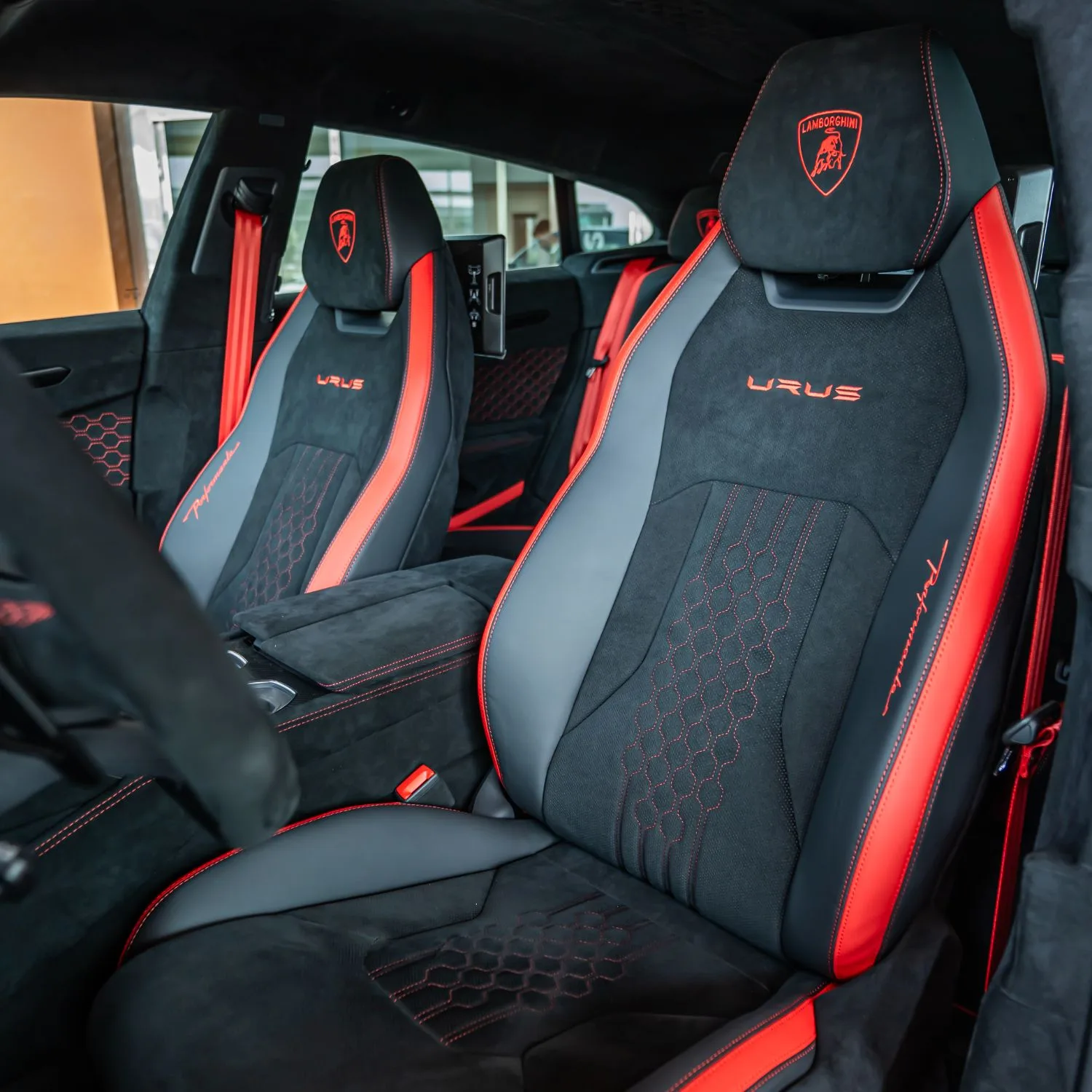 2024 Lamborghini Urus Performante angeboten von einem Fachhändler in Dubai, Vereinigte Arabische Emirate, Foto 13 von 25