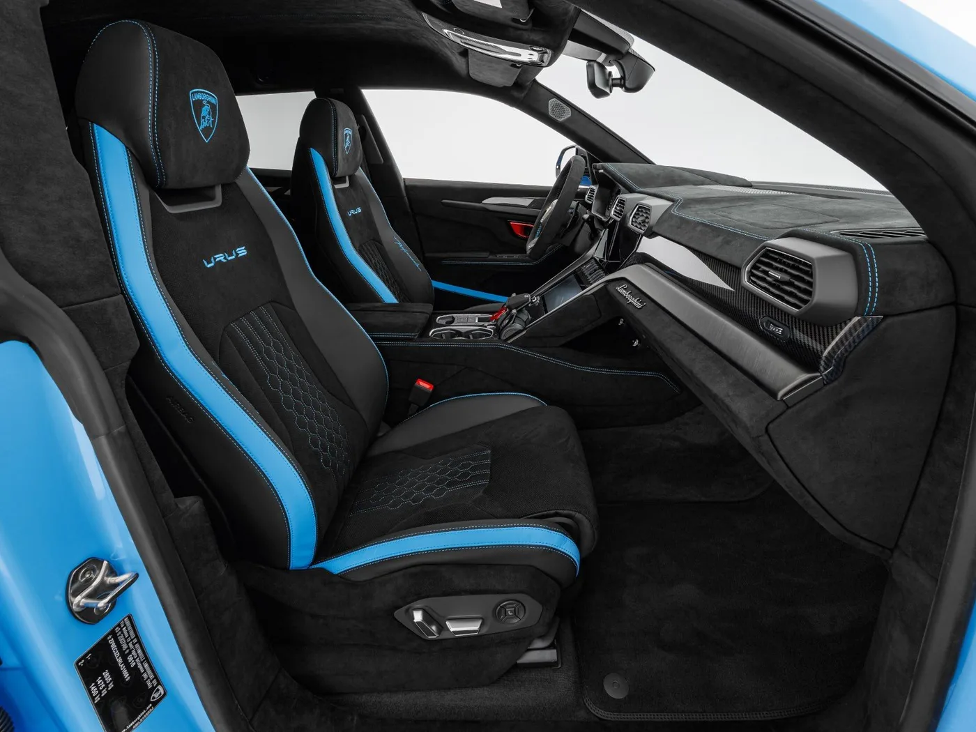 2024 Lamborghini Urus Performante offered by a specialist dealer in Böblingen, Germany, photo 10 of 15