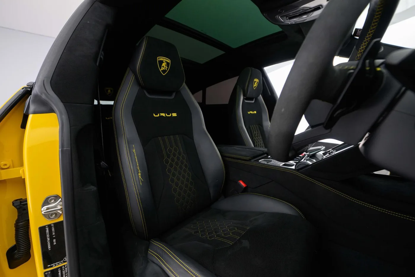 2024 Lamborghini Urus Performante offered by a franchised dealer group in London, United Kingdom, photo 18 of 20