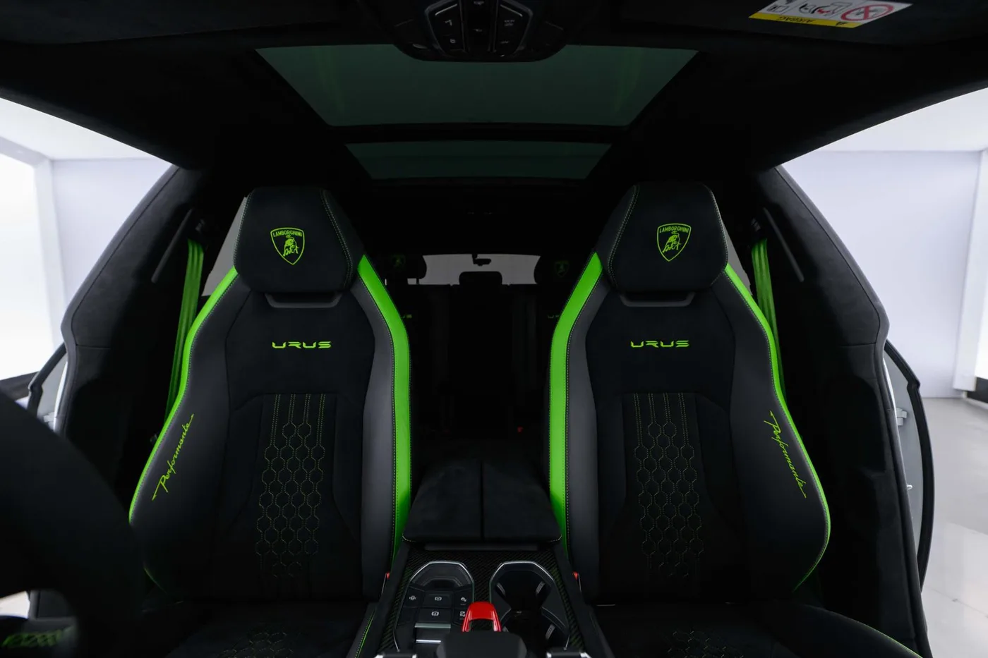 2024 Lamborghini Urus Performante angeboten von einer Vertragshändlergruppe in London, Vereinigtes Königreich, Foto 7 von 20