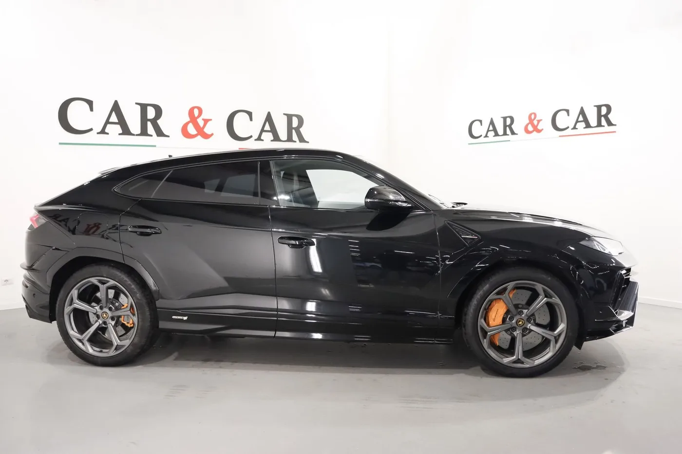 2024 Lamborghini Urus S offered by a supercar dealer in Zibido San Giacomo, Italy, photo 4 of 24