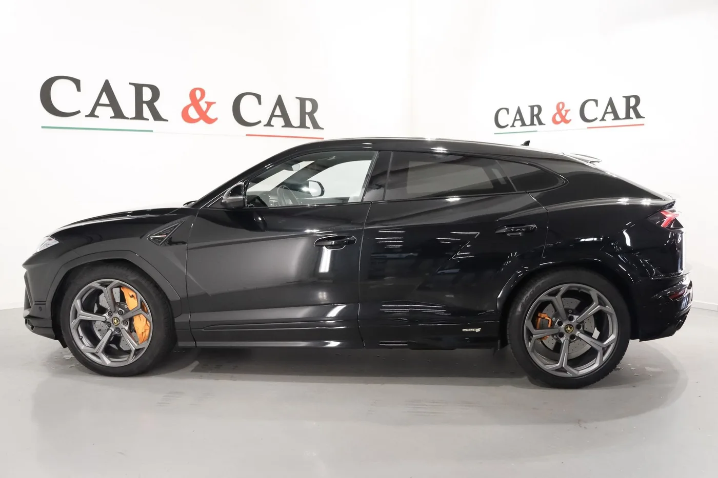 2024 Lamborghini Urus S offered by a supercar dealer in Zibido San Giacomo, Italy, photo 5 of 24