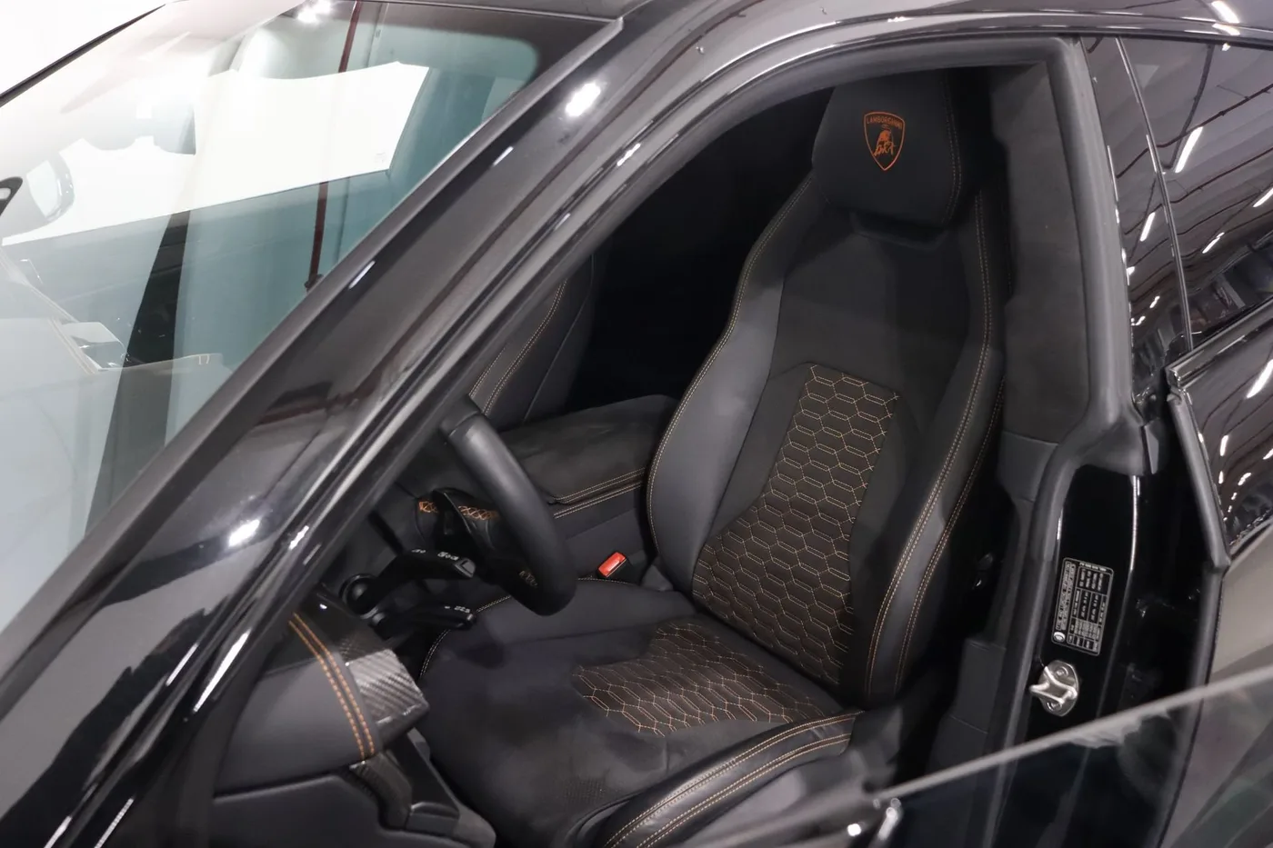 2024 Lamborghini Urus S offered by a supercar dealer in Zibido San Giacomo, Italy, photo 8 of 24