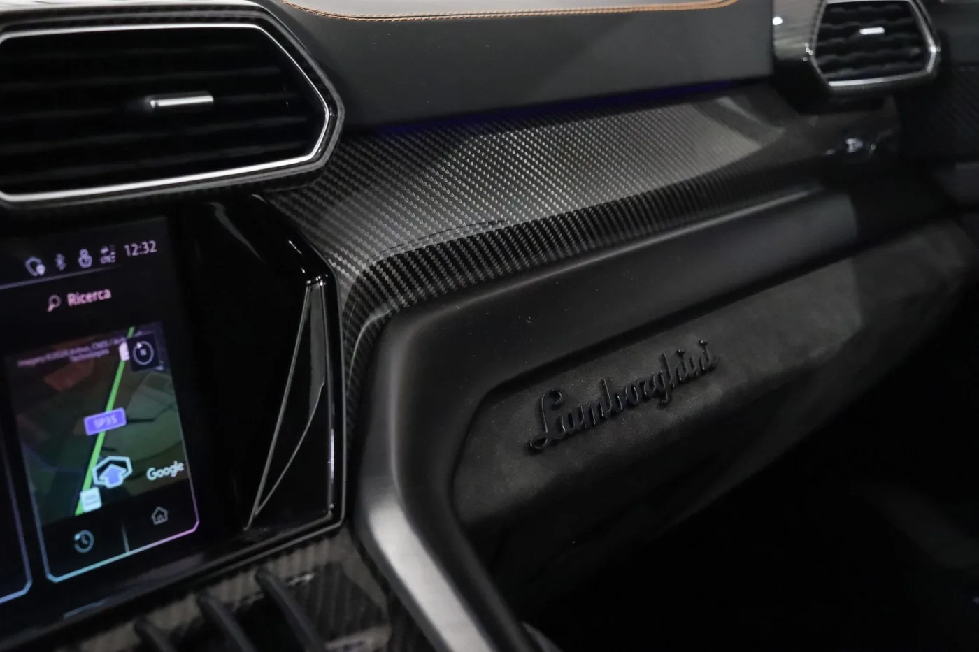 2024 Lamborghini Urus S offered by a supercar dealer in Zibido San Giacomo, Italy, photo 18 of 24