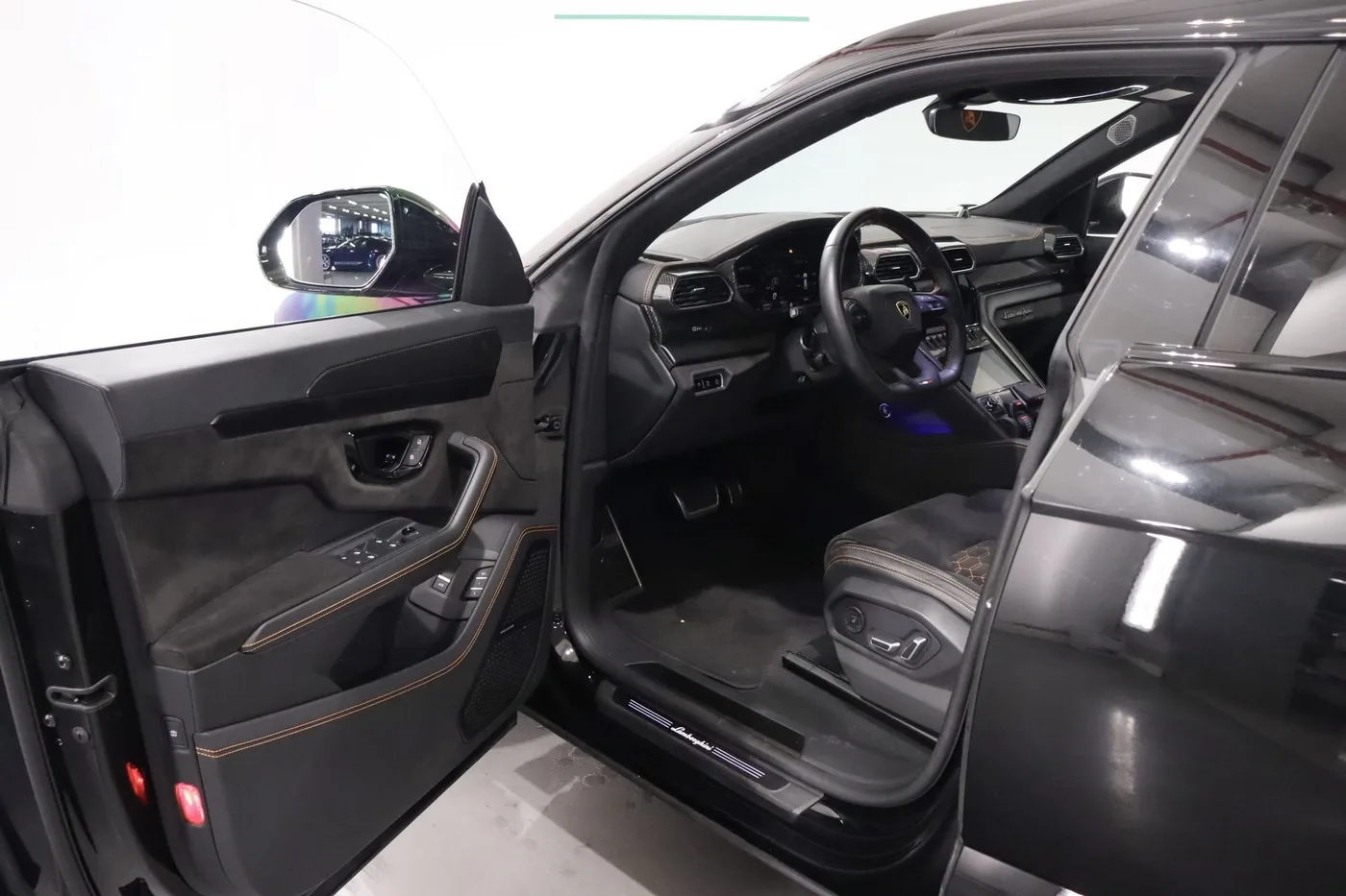 2024 Lamborghini Urus S offered by a supercar dealer in Zibido San Giacomo, Italy, photo 19 of 24