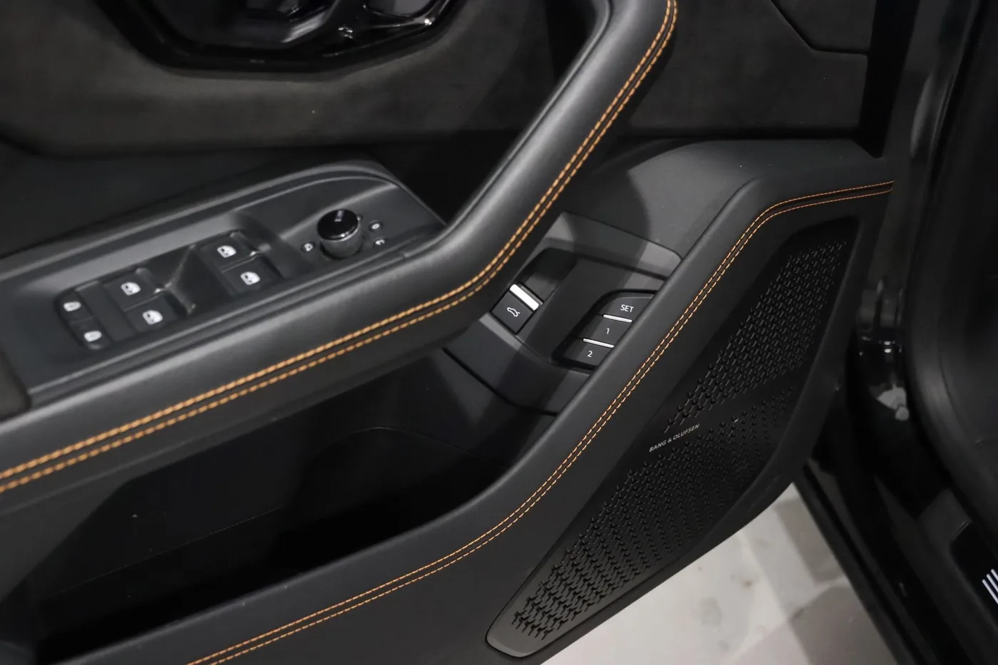 2024 Lamborghini Urus S offered by a supercar dealer in Zibido San Giacomo, Italy, photo 23 of 24