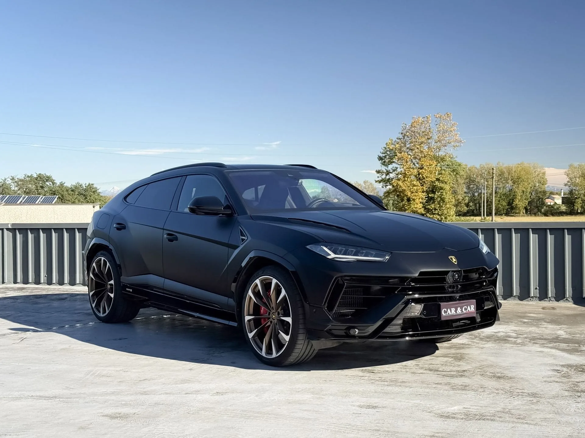 2024 Lamborghini Urus S Akrapovič exhaust en un concesionario especializado de Zibido San Giacomo, Italia, foto principal