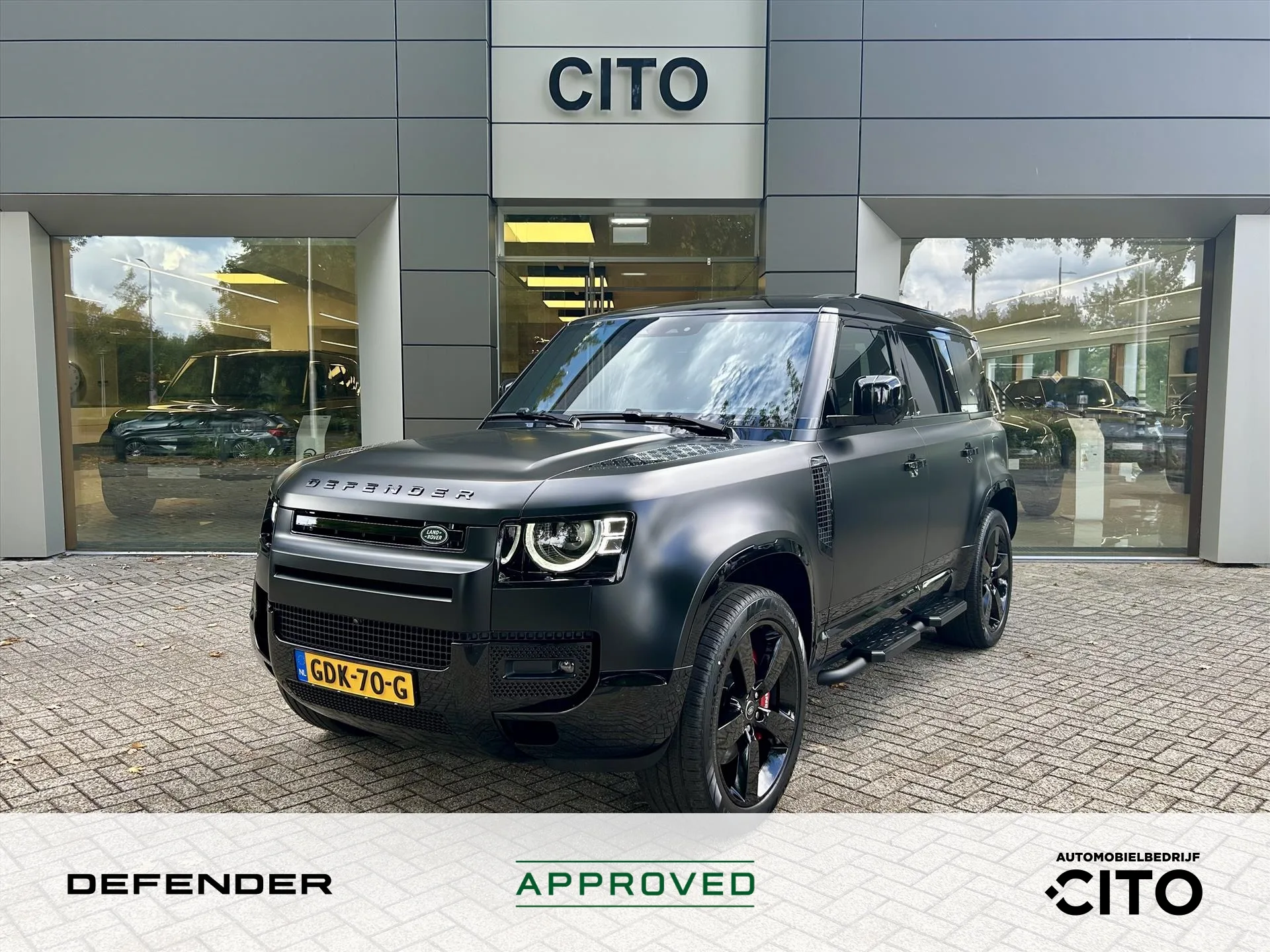 2024 Land Rover Defender 110 proposée par un concessionnaire spécialisé à Eindhoven, Pays-Bas, photo principale