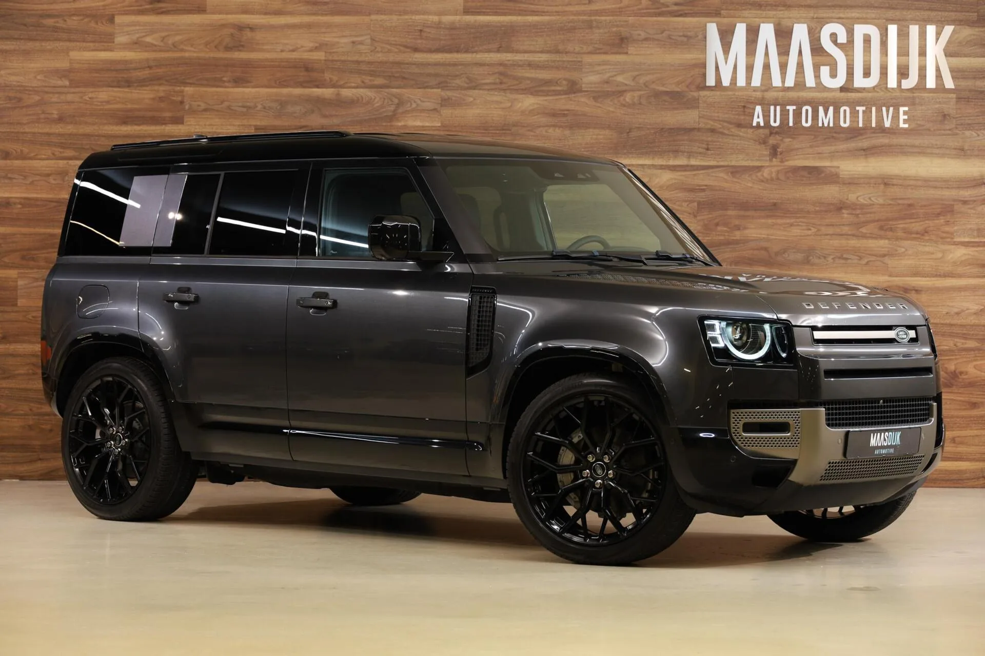 2024 Land Rover Defender 110 P300e X-Dynamic SE, 4/30