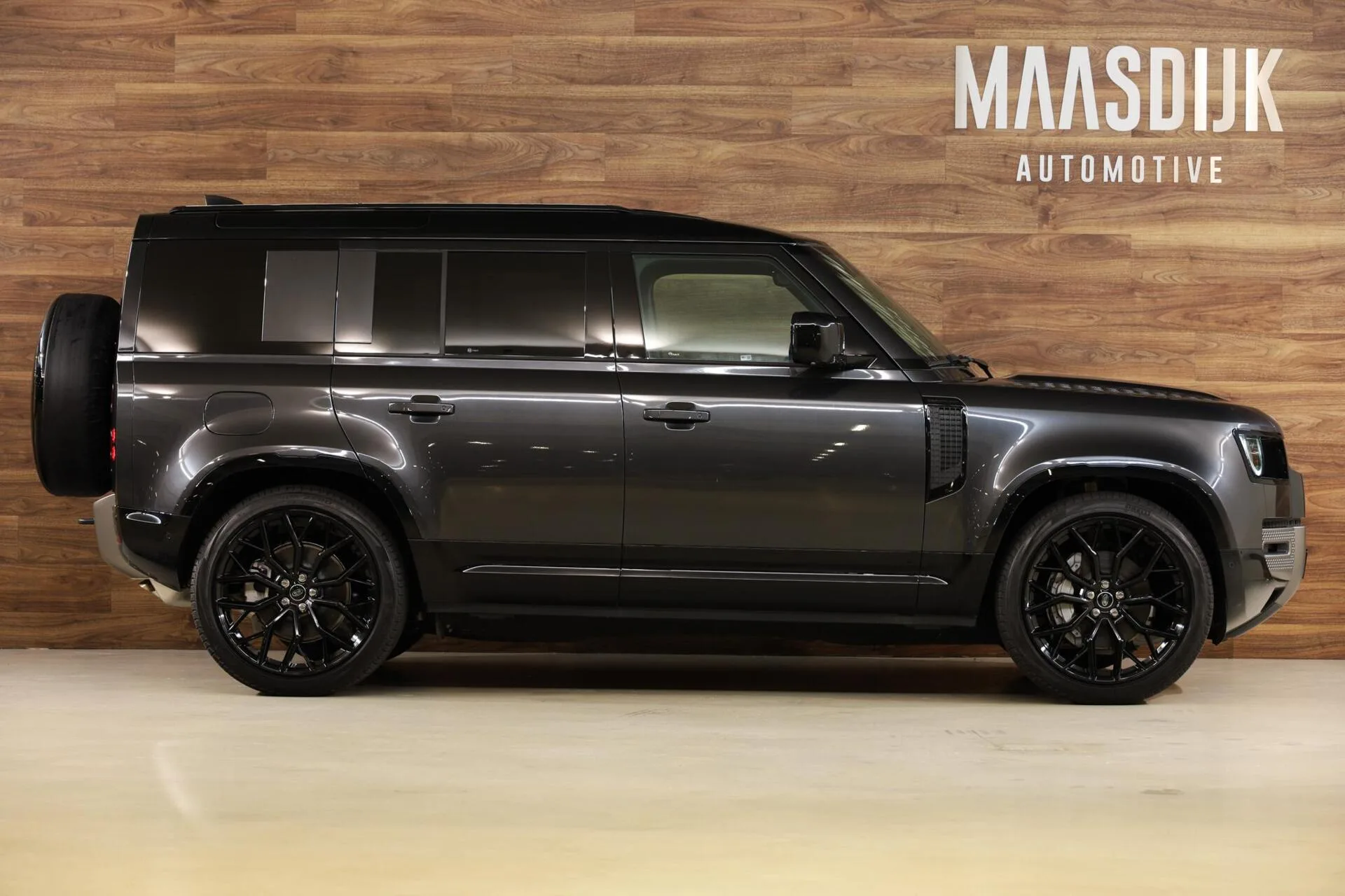 2024 Land Rover Defender 110 P300e X-Dynamic SE, 5/30