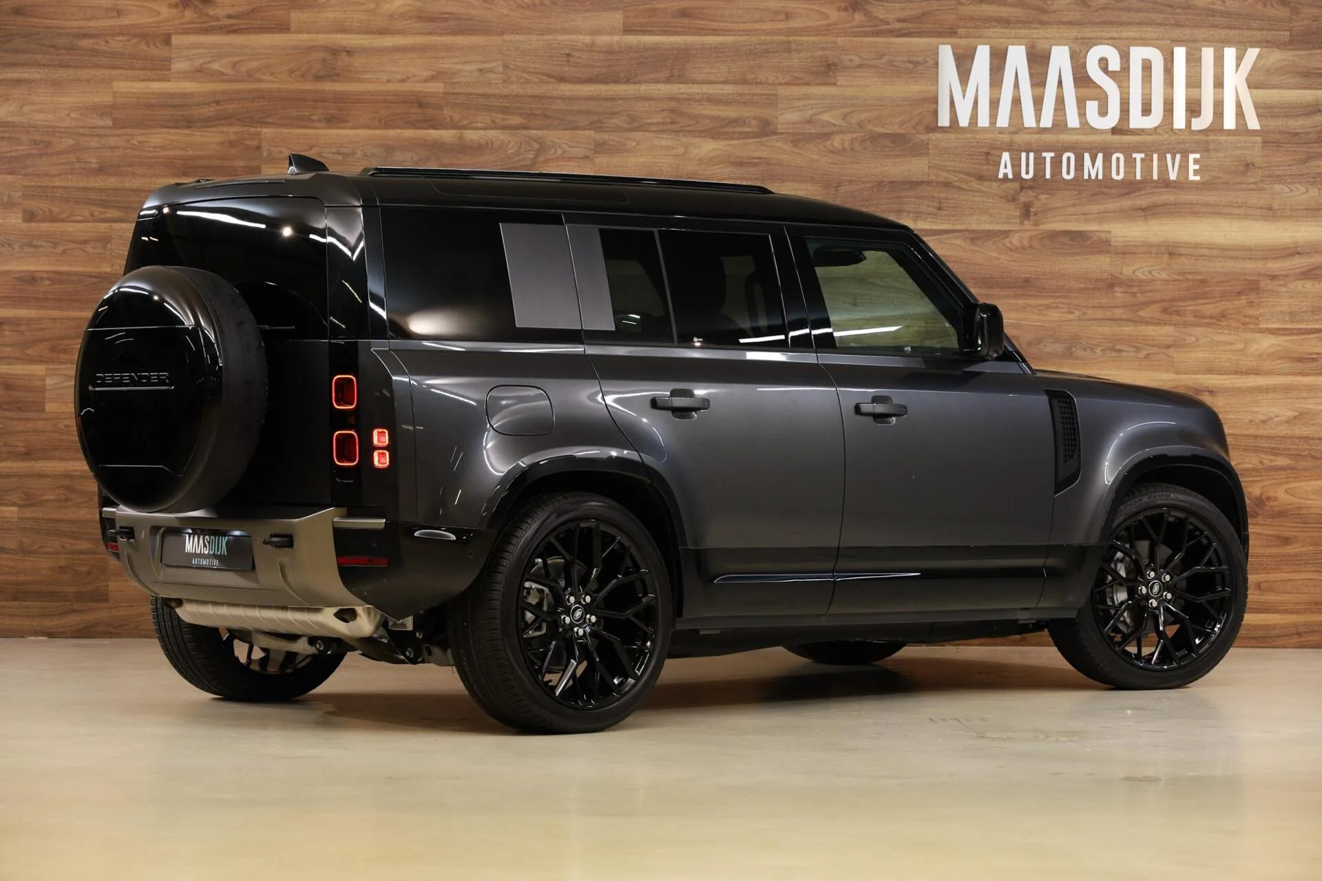 2024 Land Rover Defender 110 P300e X-Dynamic SE, 7/30