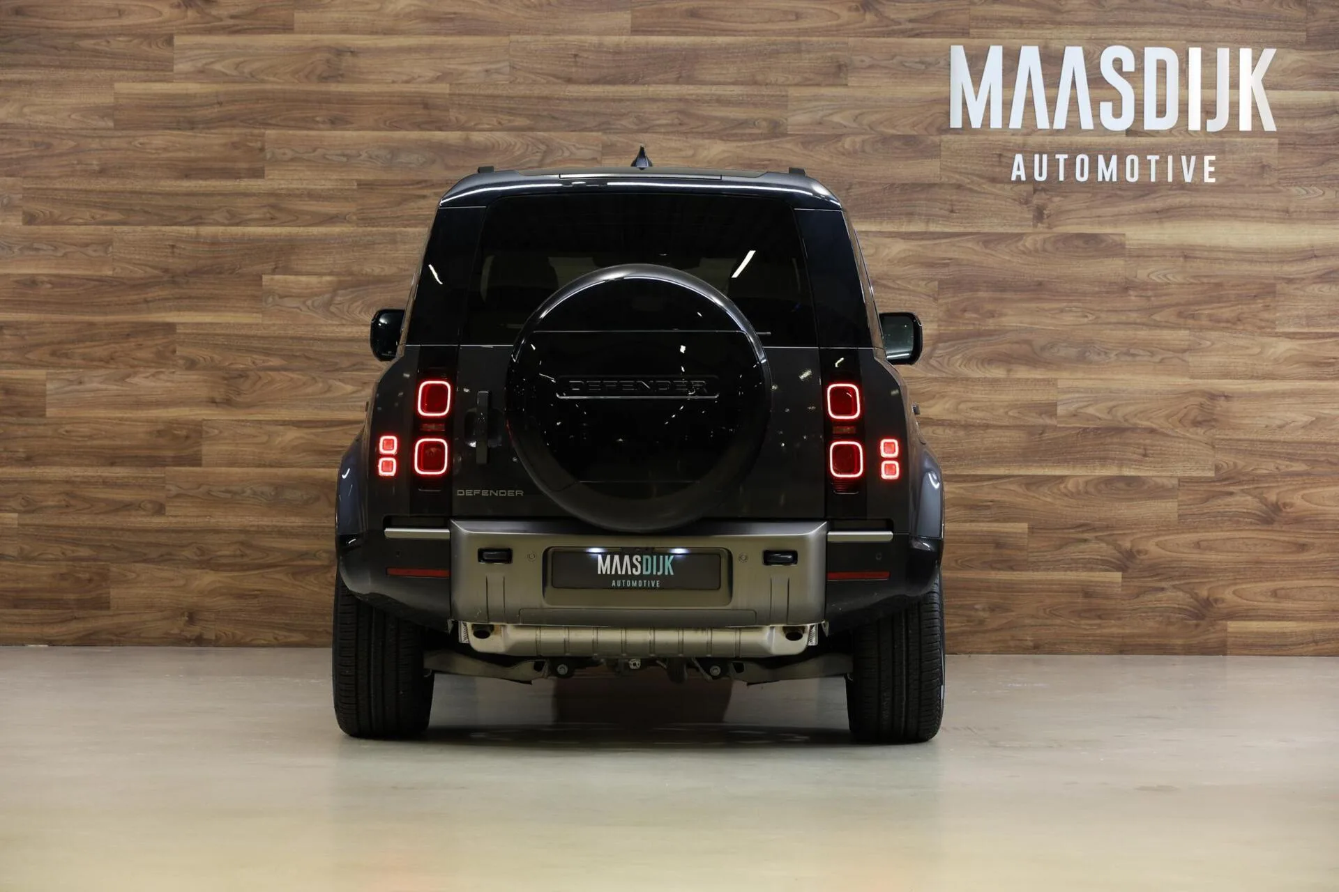 2024 Land Rover Defender 110 P300e X-Dynamic SE, 8/30