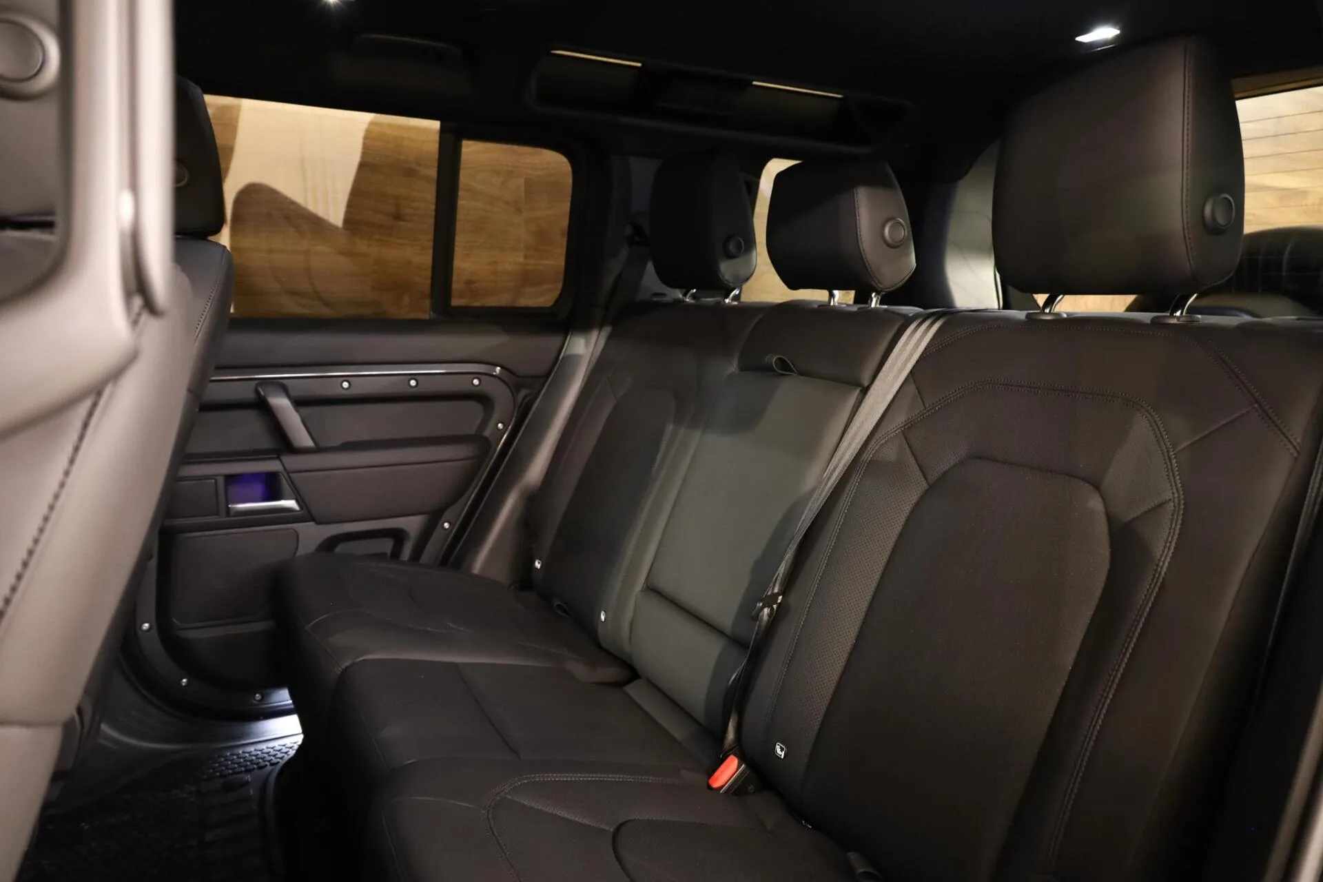 2024 Land Rover Defender 110 P300e X-Dynamic SE, 9/30
