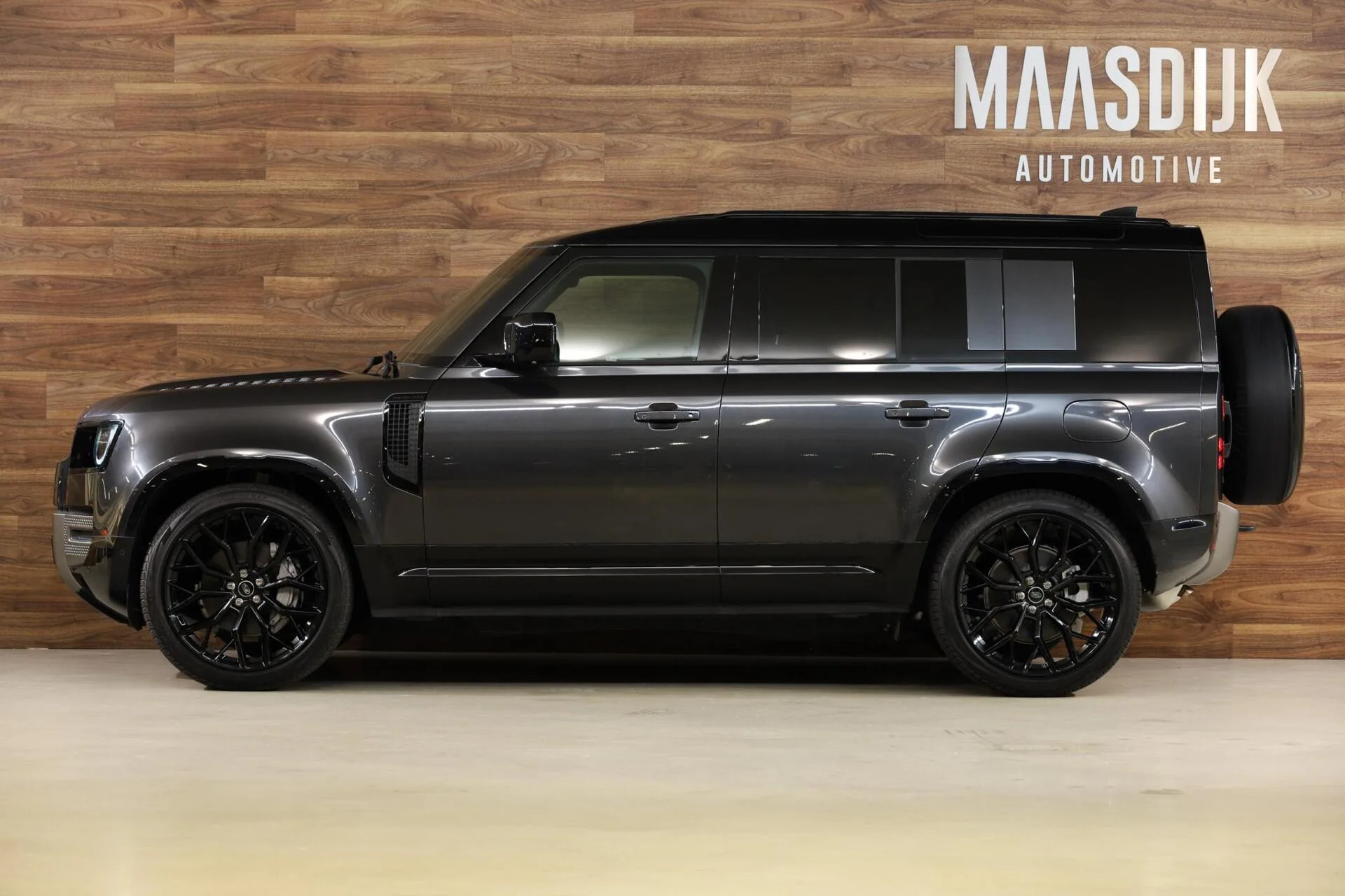 2024 Land Rover Defender 110 P300e X-Dynamic SE, 11/30