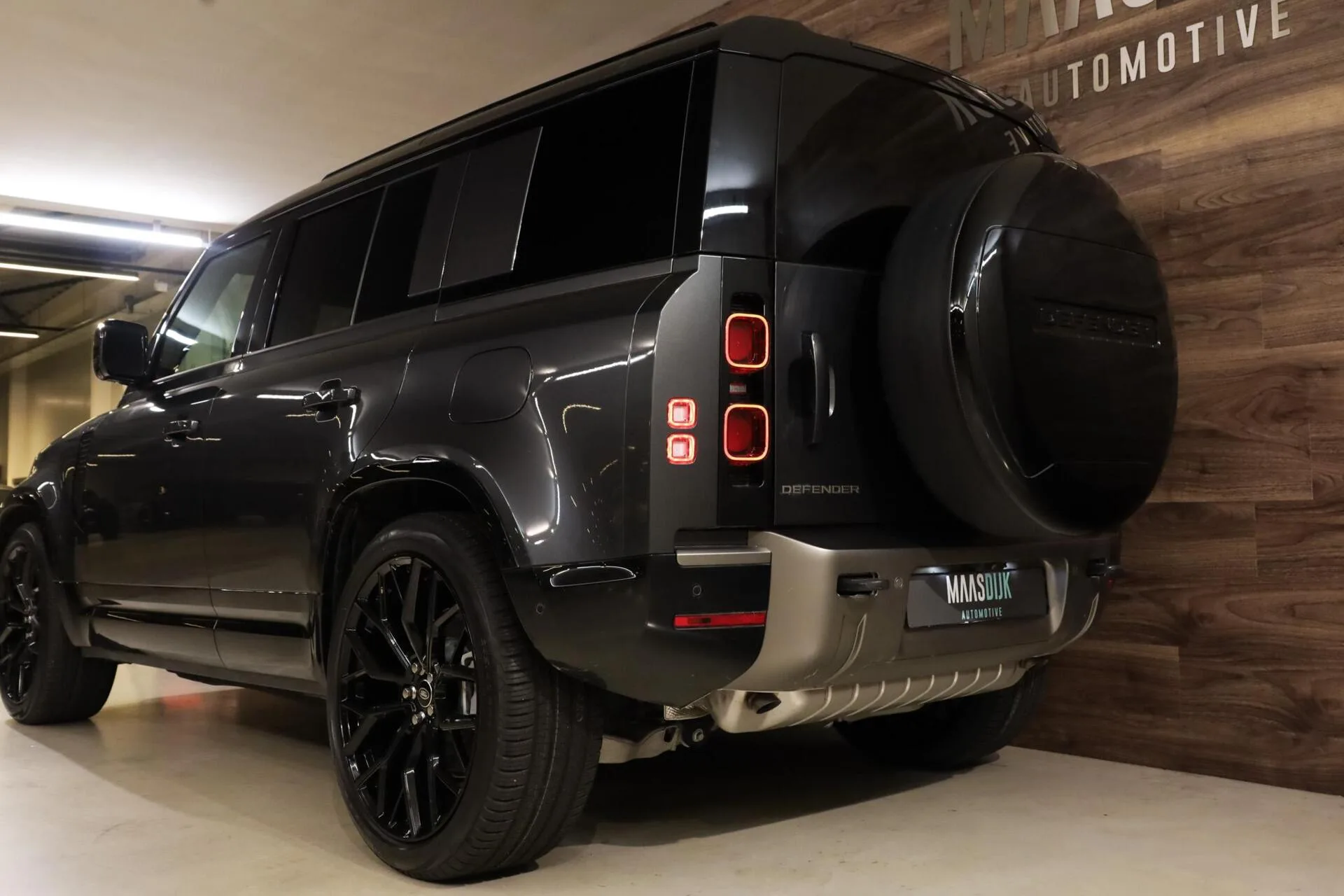 2024 Land Rover Defender 110 P300e X-Dynamic SE, 16/30